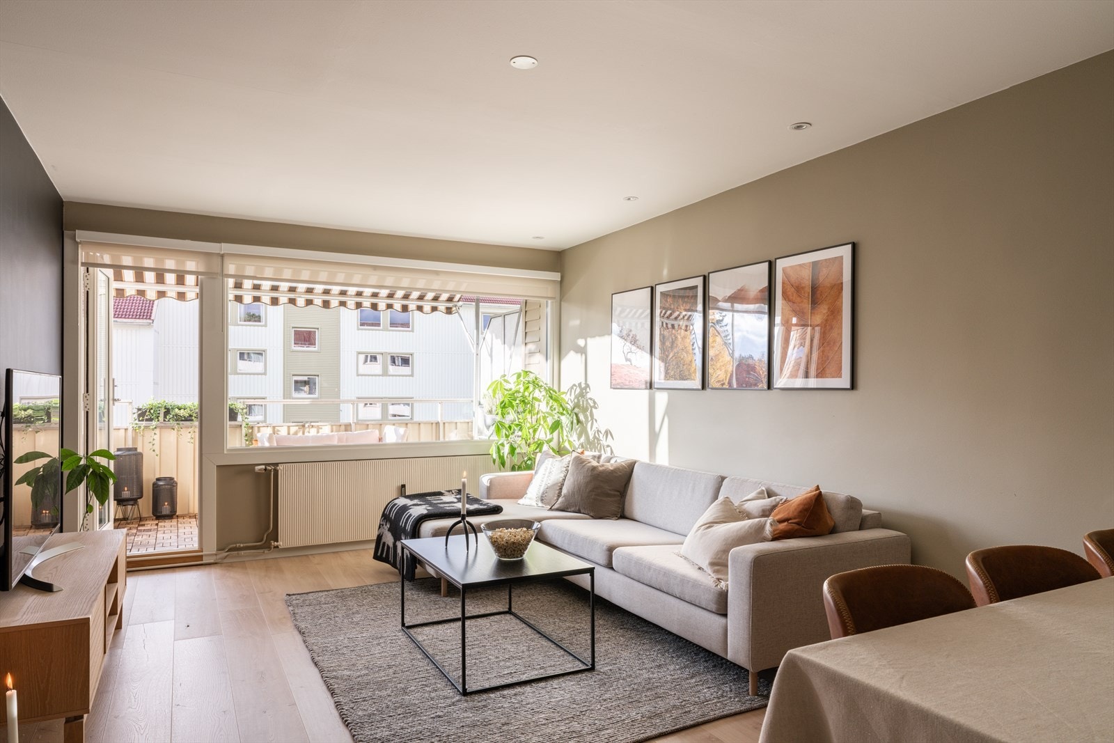 Leiligheten har en gjennomgående planløsning med luftige rom og separat kjøkken. Galleribilde