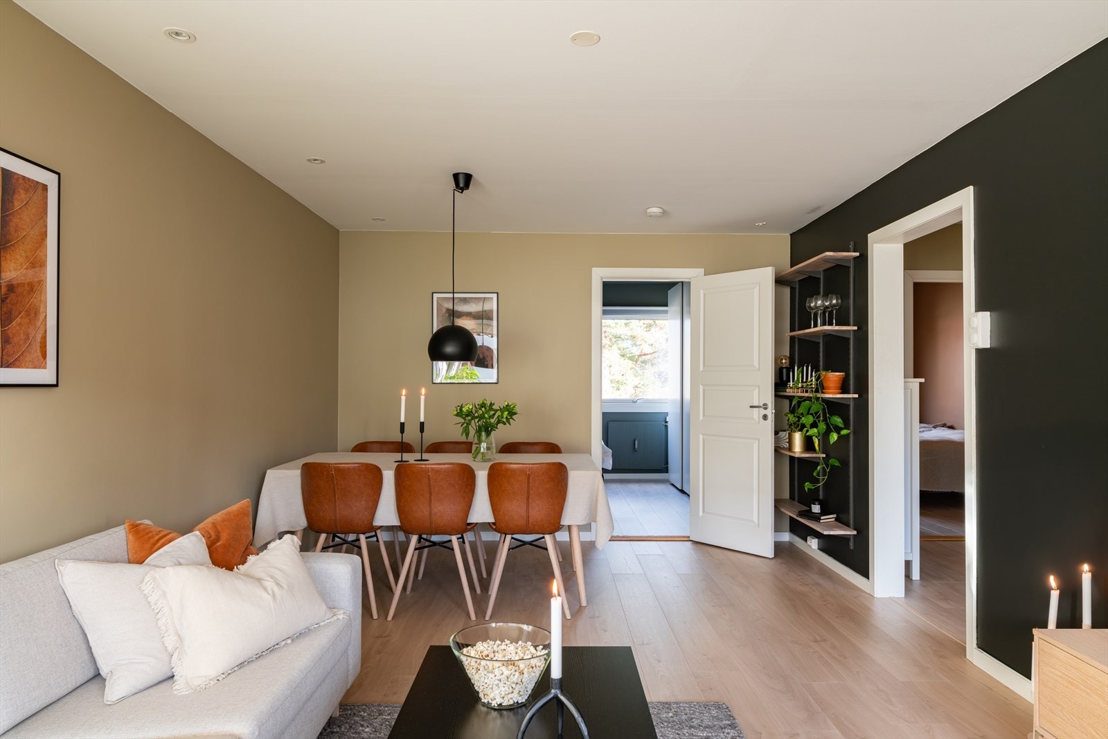 Delikate fargevalg og pent laminatgulv fra 2025. Galleribilde