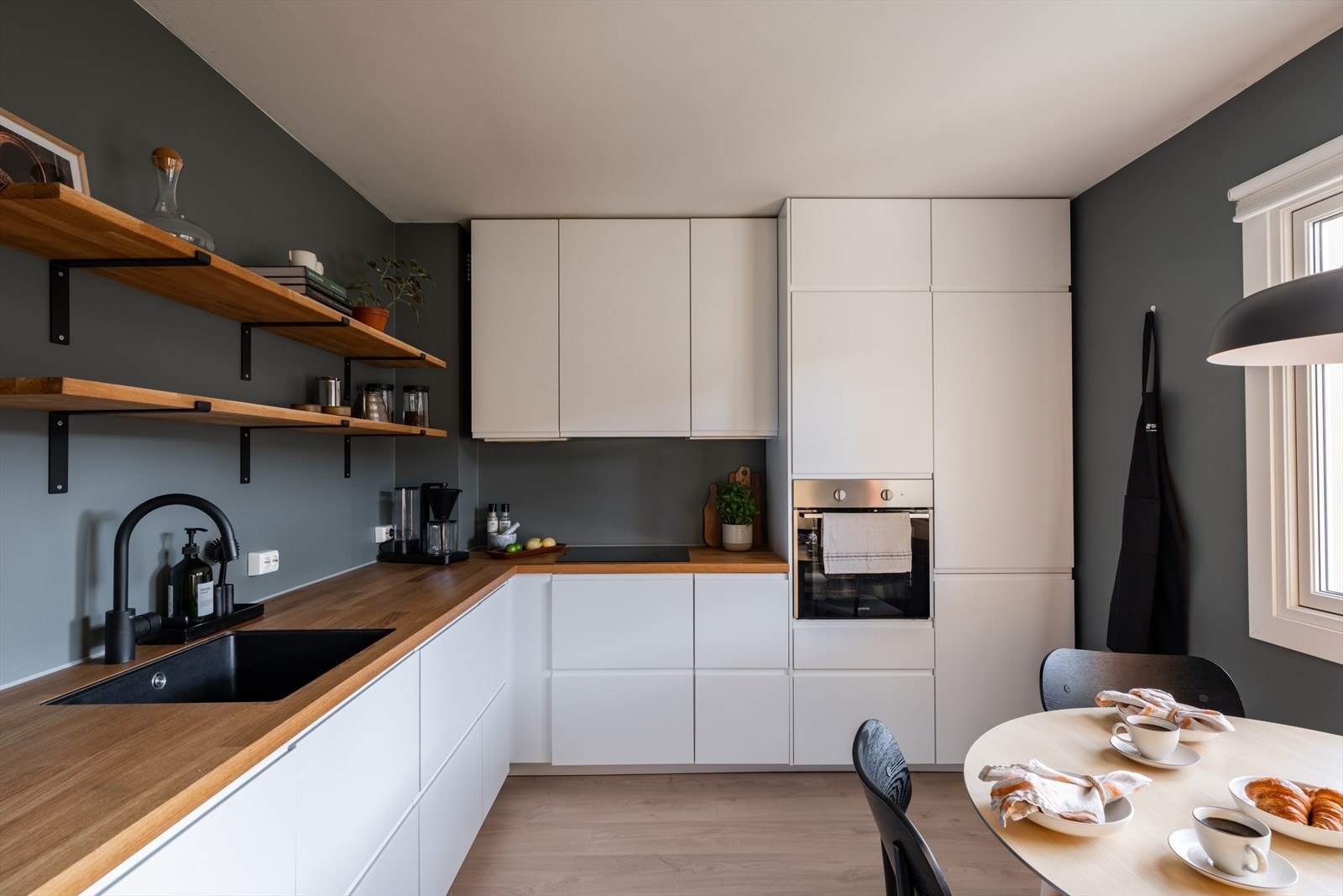 Kjøkkeninnredningene har glatte fronter, heltre benkeplate med nedfelt oppvaskkum og ettgreps armatur. Galleribilde