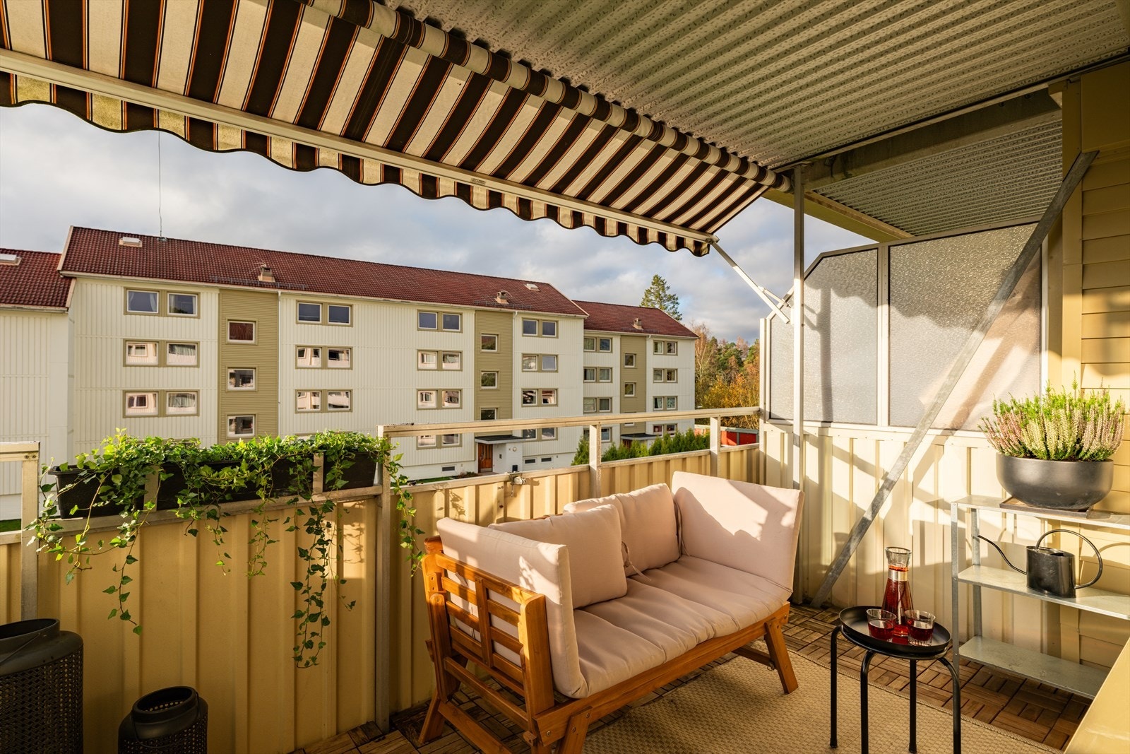 Fra stuen er det utgang til en herlig uteplass! Galleribilde