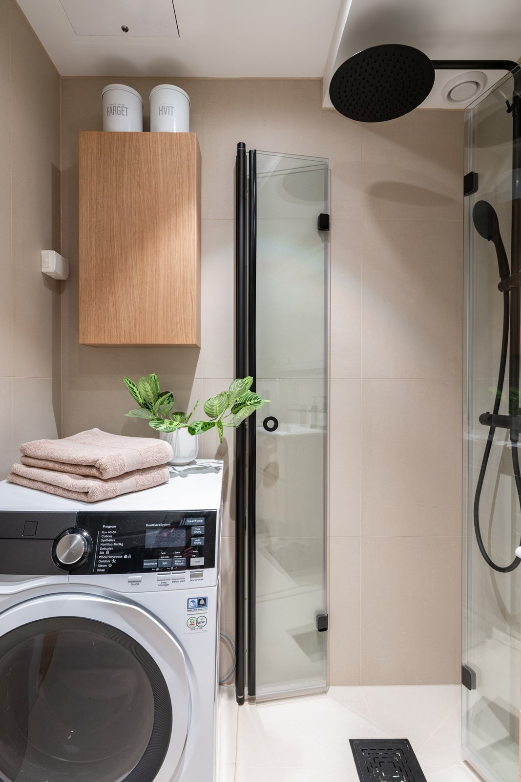 Badet har elektrisk gulvvarme og opplegg for vaskemaskin. Galleribilde