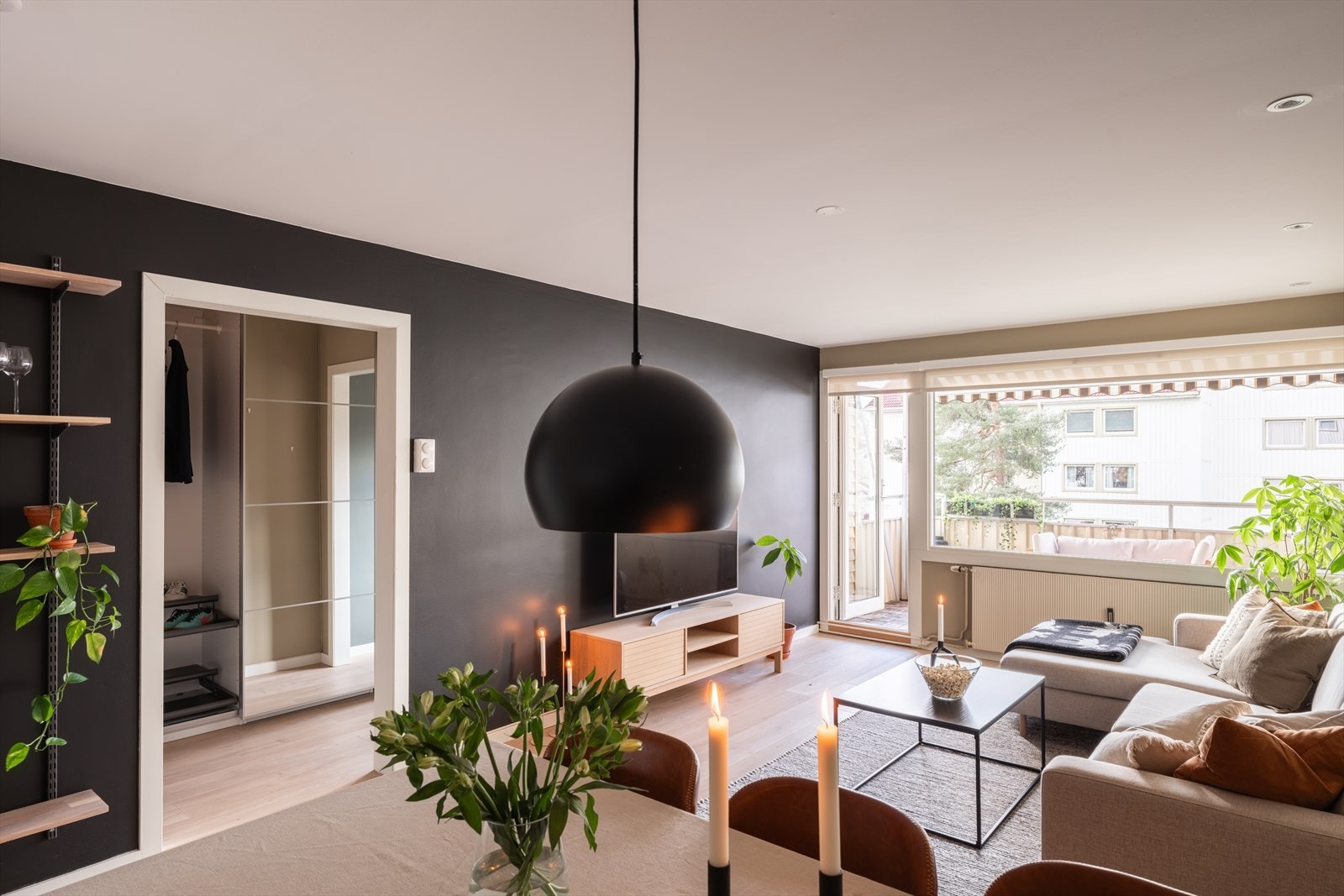 Det er god plass til å møblere med både sofagruppe og spiseplass. Galleribilde