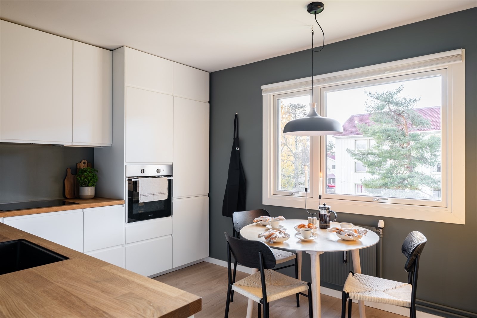 Romslig, separat kjøkken som ble pusset opp i 2016. Galleribilde