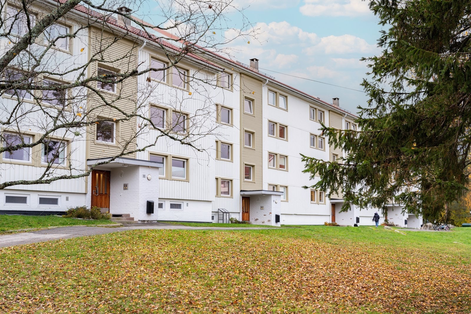Leiligheten ligger i et rolig, barnevennlig og etablert boligområde på Bøler i Oslo, med Østmarka som nærmeste nabo. Galleribilde