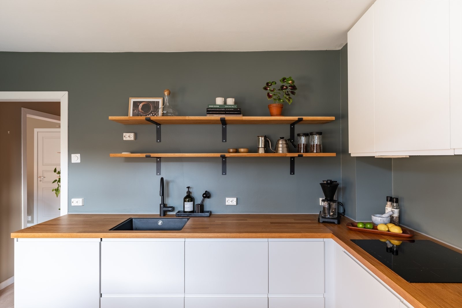 Kjøkkenet har integrert stekeovn, platetopp, oppvaskmaskin og kjøl/fryseskap. Galleribilde