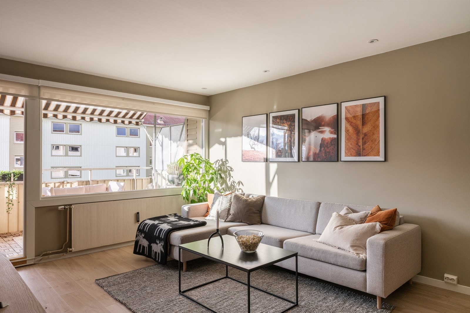 Lys og luftig stue med store vindusflater, som gir en herlig romfølelse og atmosfære. Galleribilde