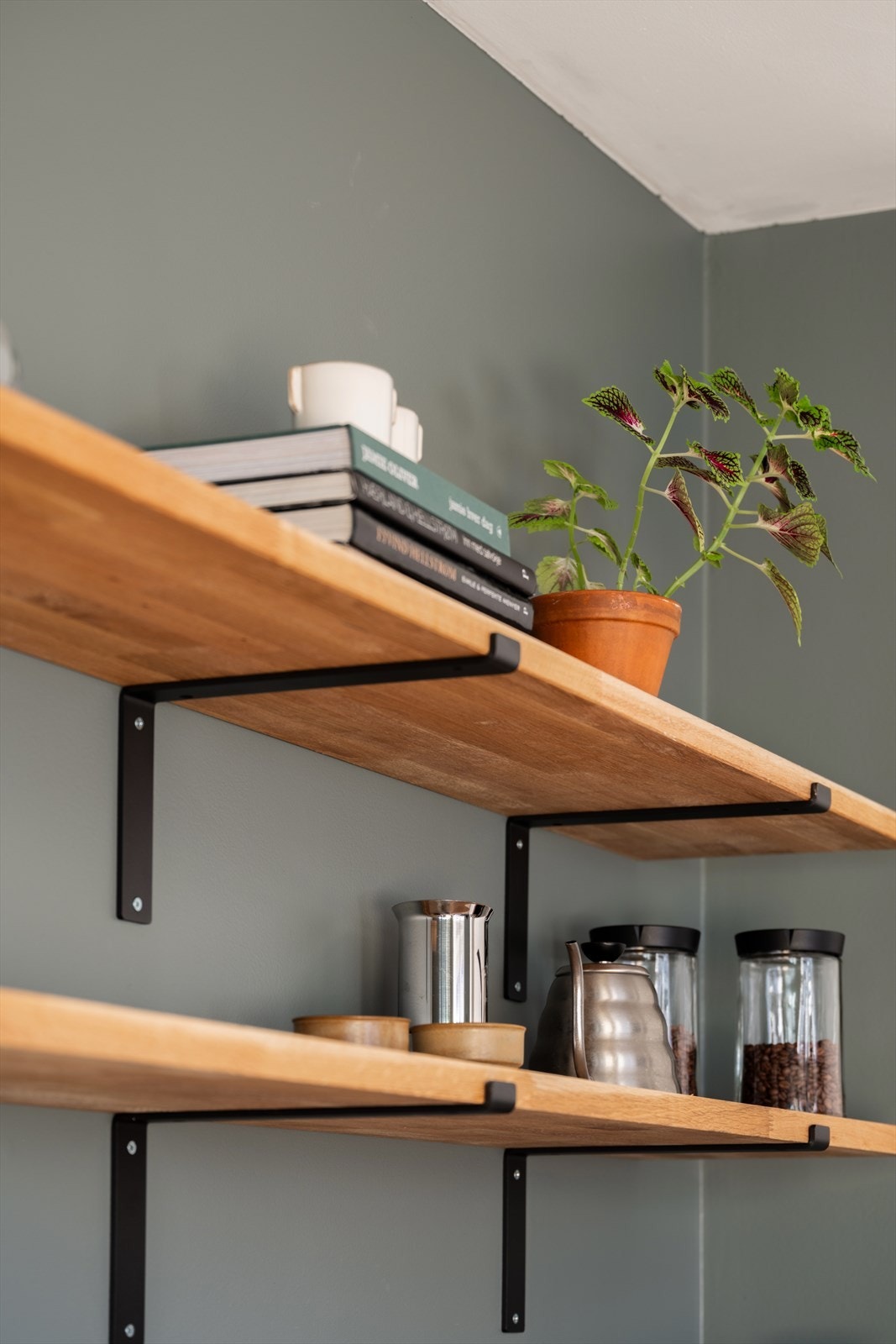 Benkeplater, kum og blandebatteri er fra 2024. Nye vannrør og avløpsrør ble montert i 2025. Galleribilde