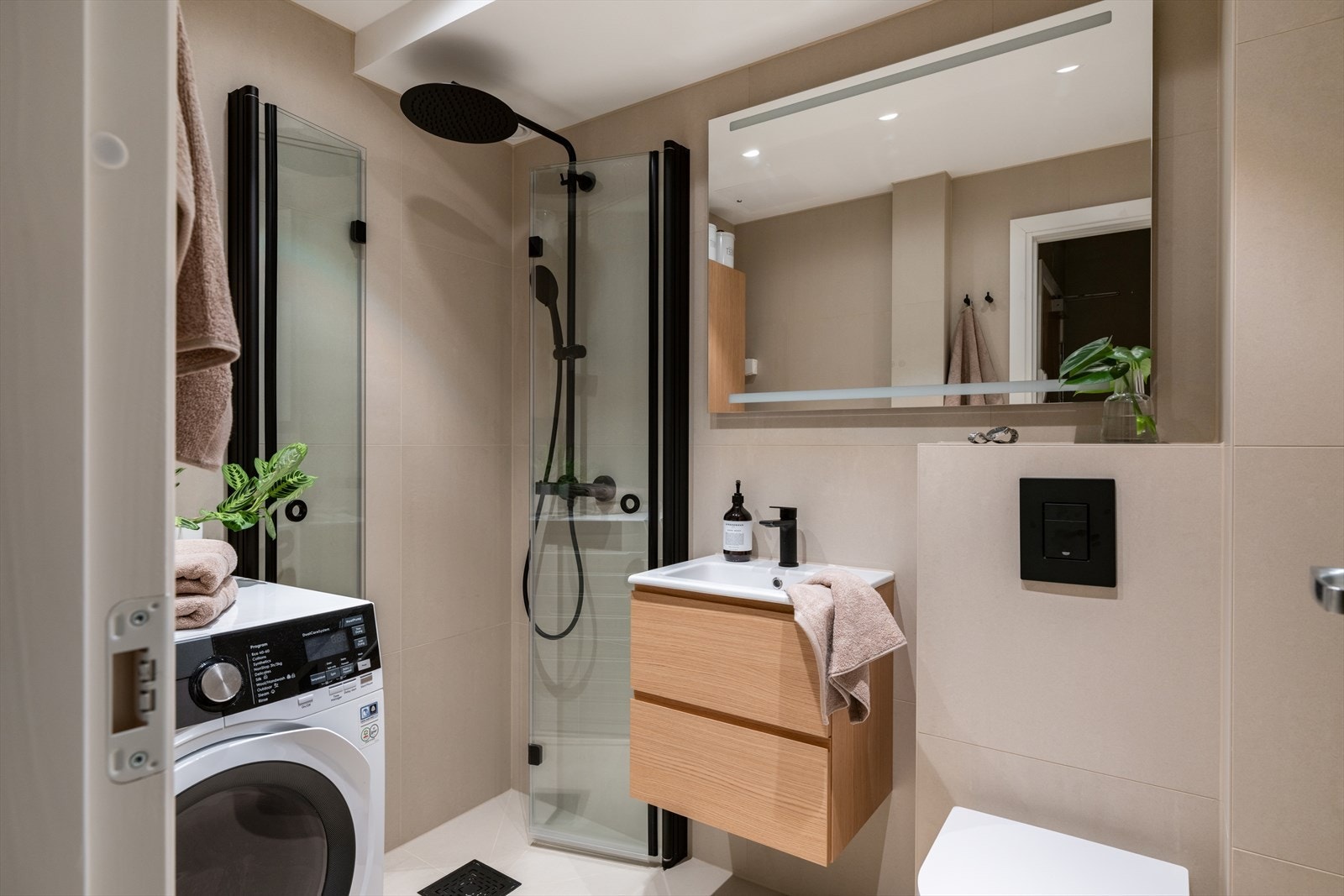 Lekkert, flislagt bad som ble totalrenovert i 2025. Galleribilde