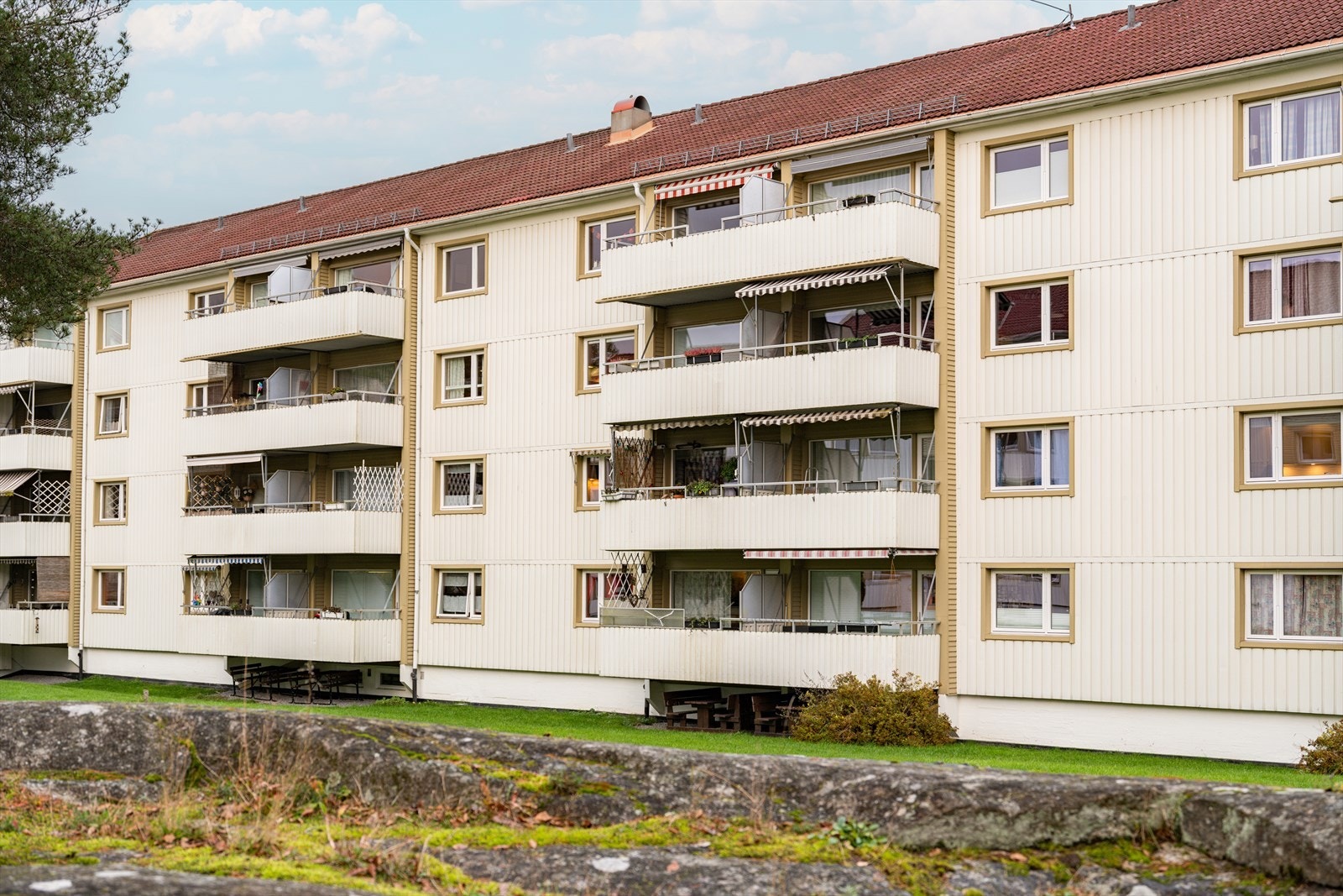 Samtidig ligger boligen nær skoler, barnehager, og god offentlig kommunikasjon med blant annet T-bane fra Bøler T som tar deg til Oslo sentrum på ca. 20 minutter. Galleribilde
