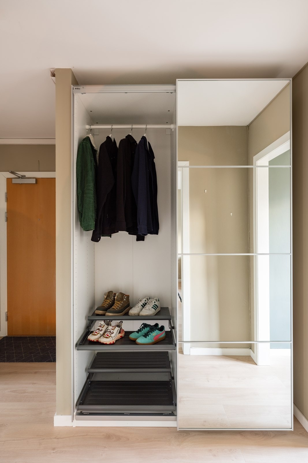 Her er det plass til oppbevaring av sko og yttertøy i plassbygd garderobeskap. Galleribilde