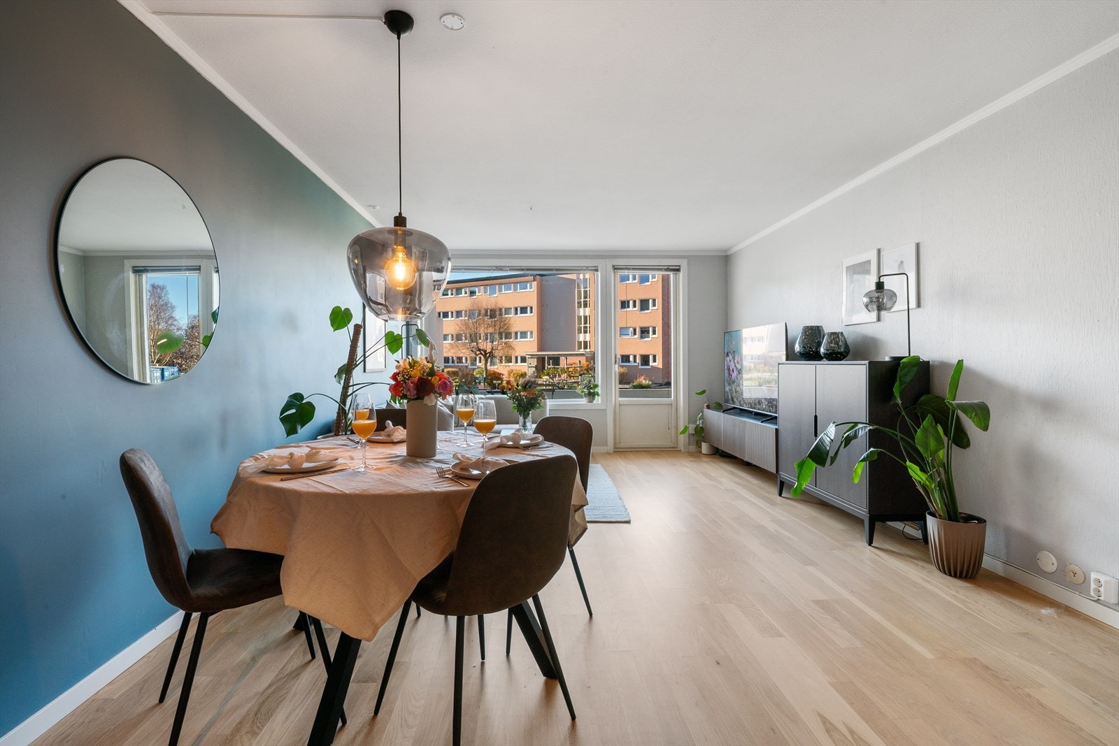 - Leiligheten strekker seg over 62 m² og inneholder entré, bad, stue/kjøkken, omkledningsrom/kontor og soverom - Galleribilde