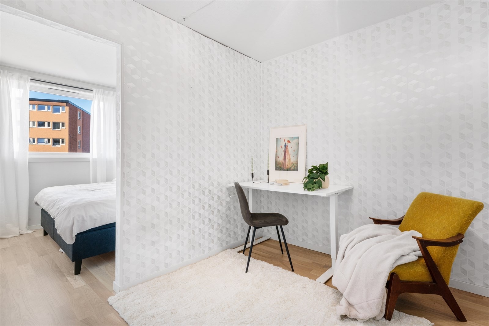 - Lyst soverom med tilknyttet omkledningsrom/kontor, svært praktisk i hverdagen! - Galleribilde