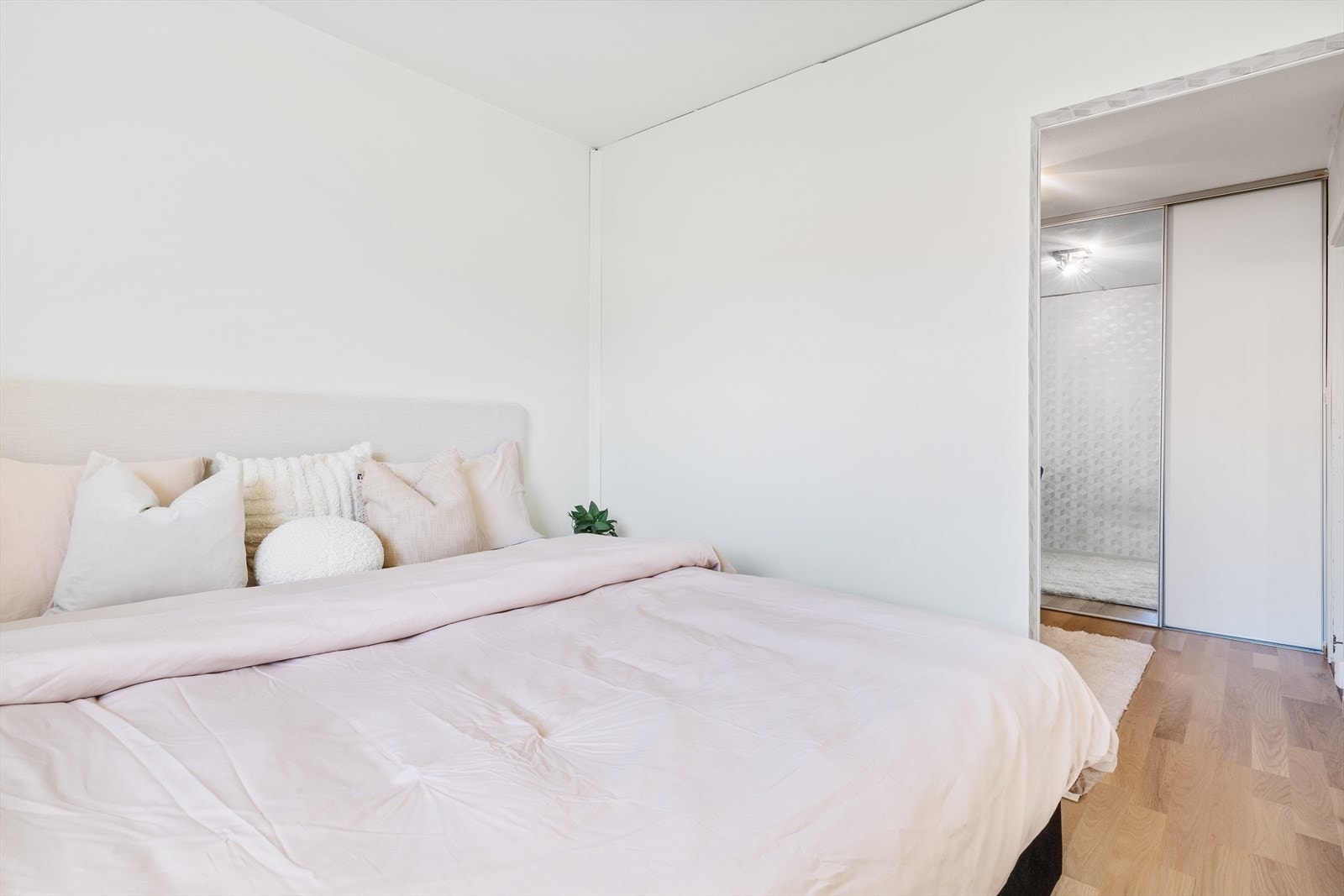 - Omkledningsrommet/kontoret måler hele 8,2 m² - Galleribilde