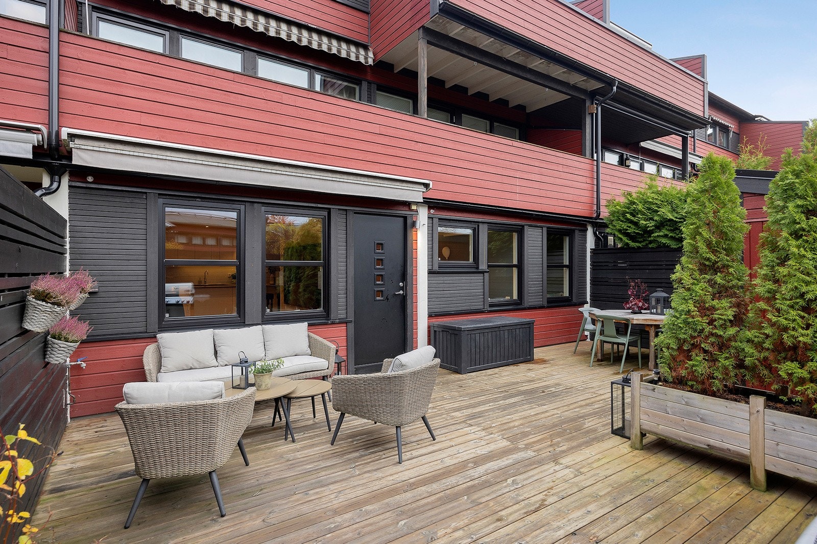 Stor inngjerdet solrik vestvendt terrasse på 38m². Galleribilde