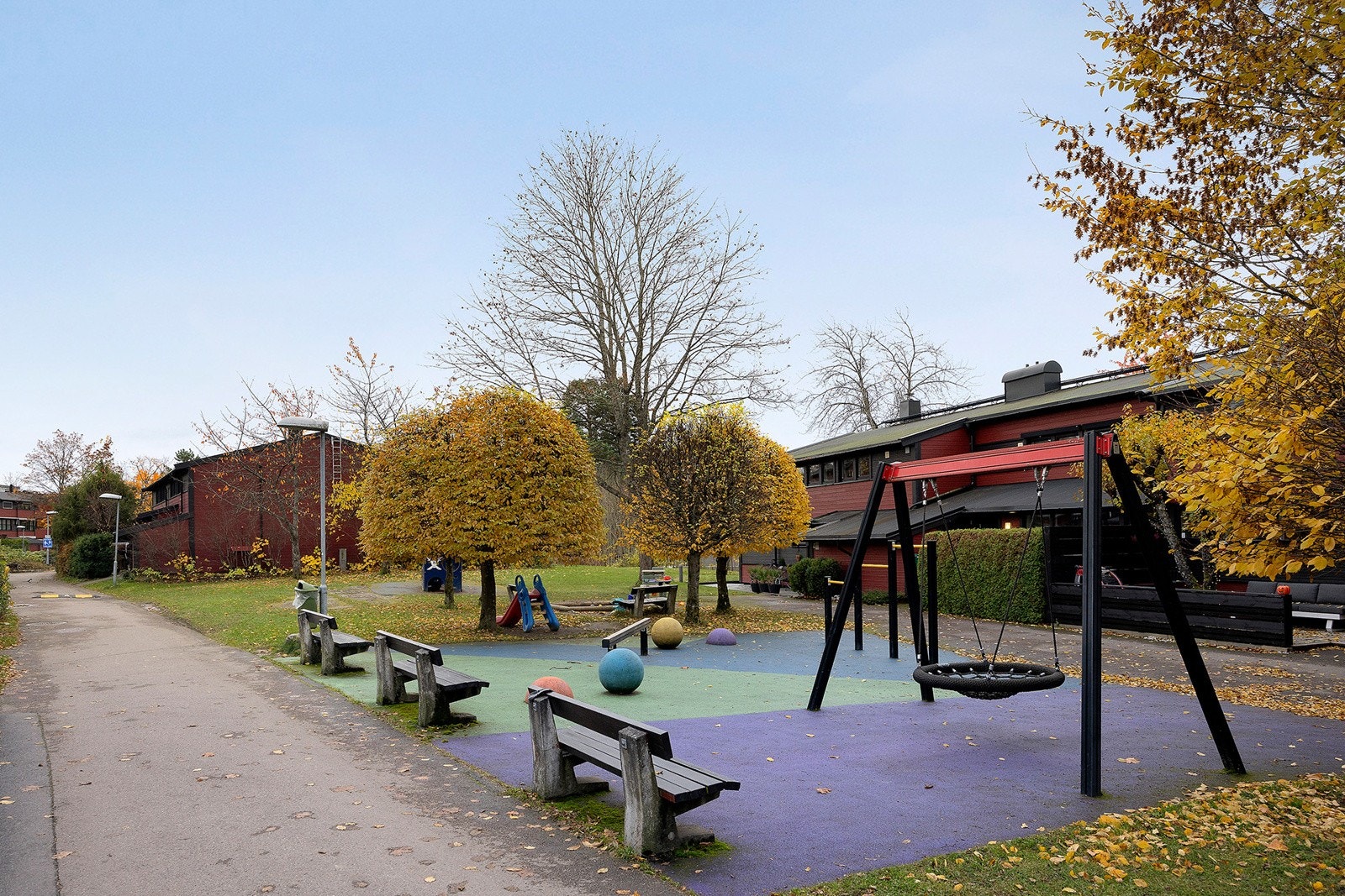 Hyggelige fellesområder utenfor boligen med lekeplass Galleribilde