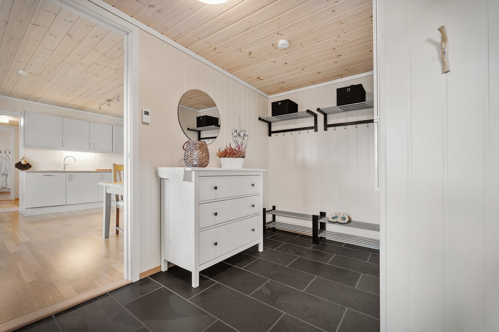 Flislagt entré med vannbåren varme i gulv. Galleribilde