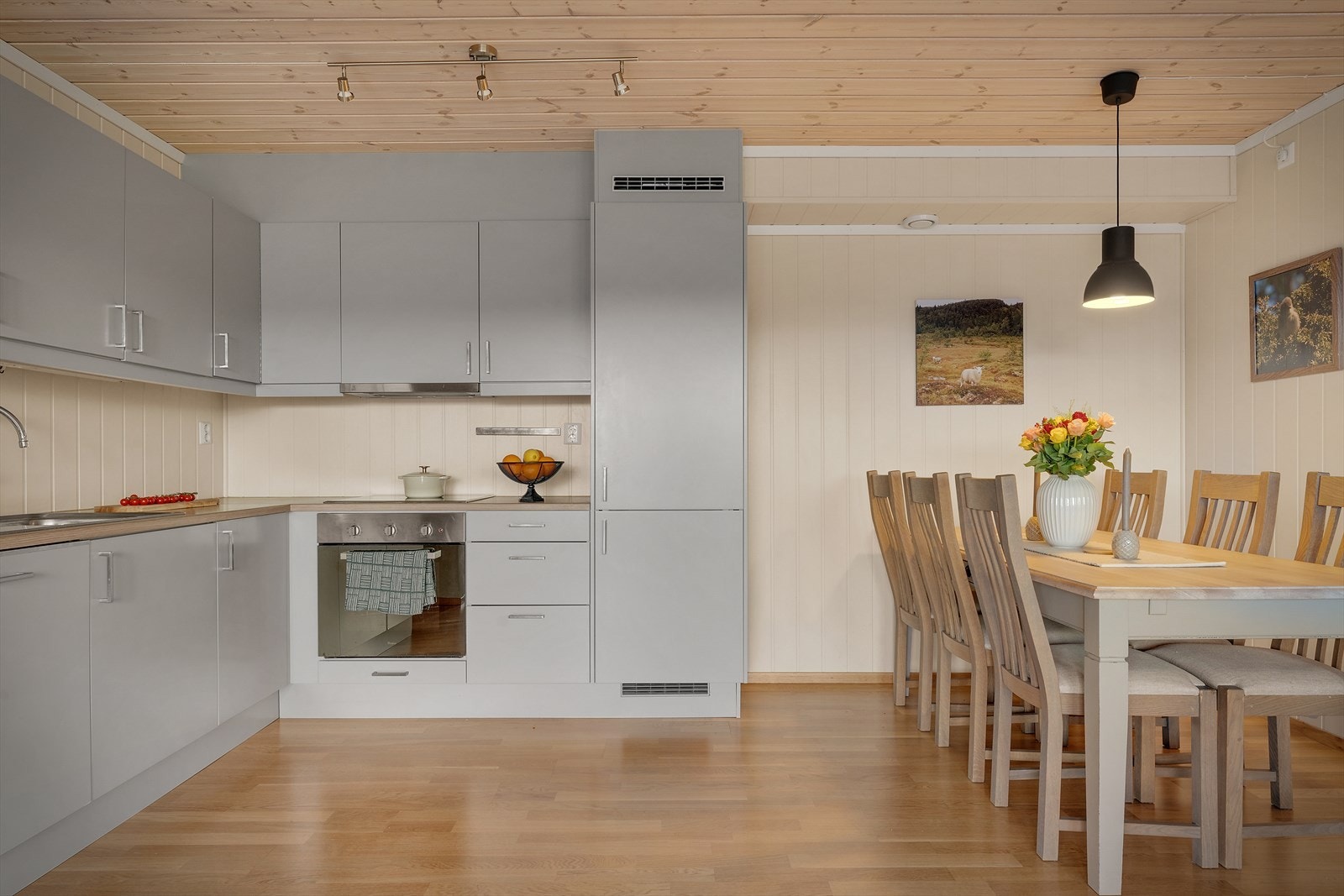 Kjøkkenet er levert fra Sigdal Galleribilde