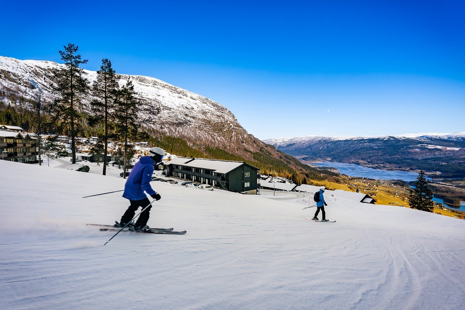 30.10.25 er det hvit snø langt nedover fjellsidene på Voss. Sikre deg leilighet i Voss Resort til sesongstart nå! (bilde fra tidligere sesong). Galleribilde