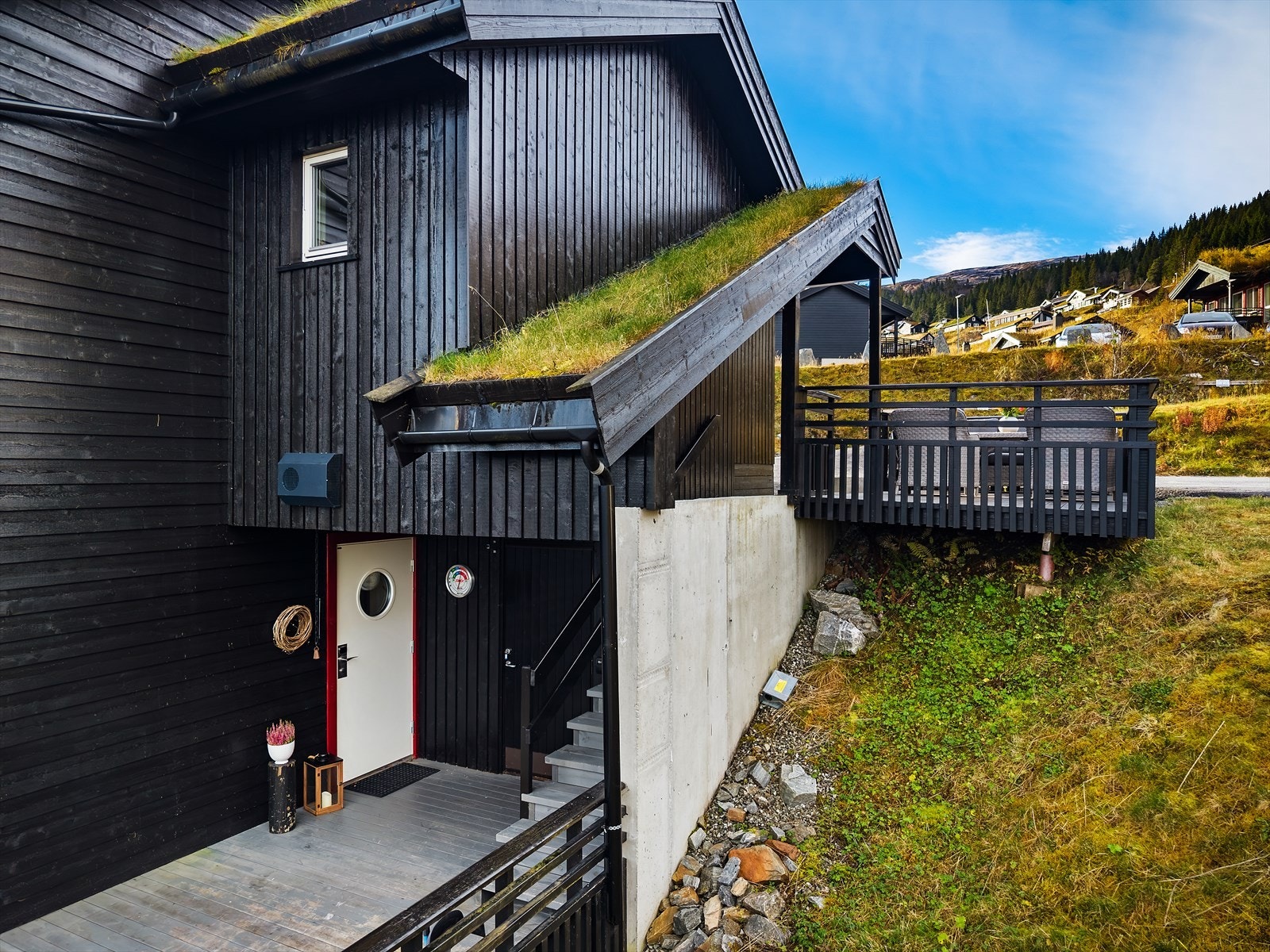 Terrasse på oversiden av leiligheten med ettermiddagssol (sommerstid). Galleribilde