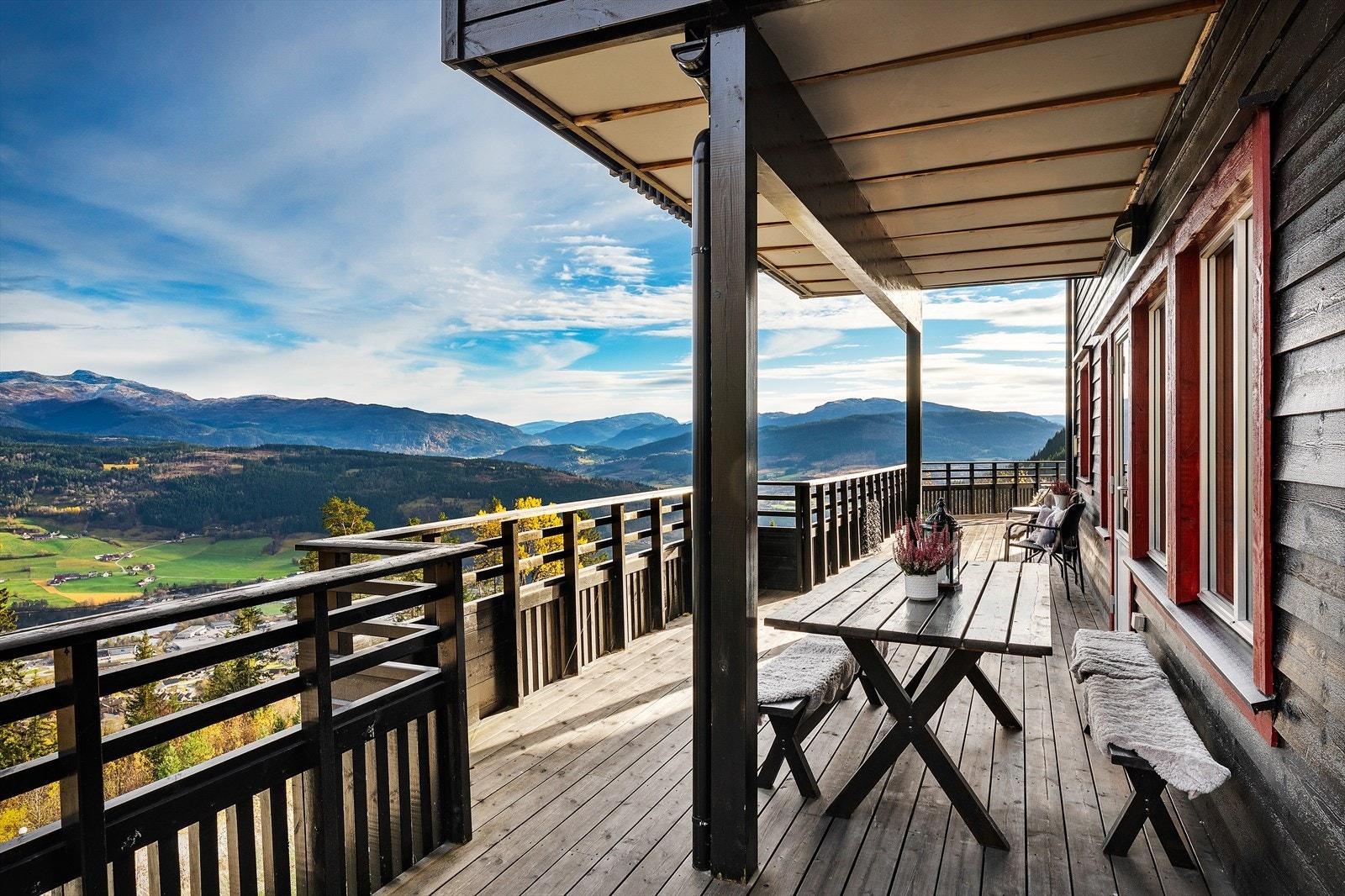 Terrassen er på ca. 64 kvm totalt. Galleribilde