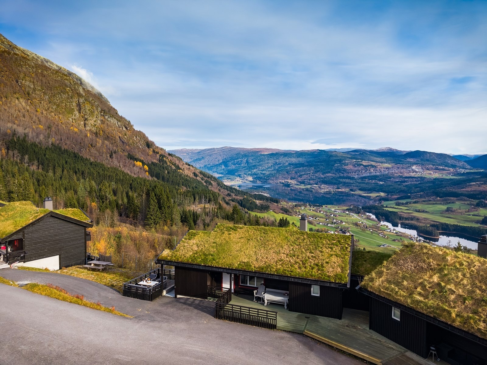 Biloppstillingsplass like ovenfor leiligheten. Galleribilde