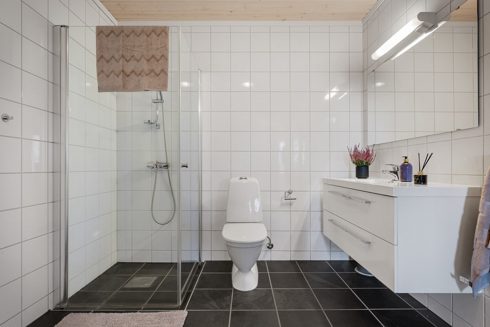 Helfliset bad med varme i gulv. Galleribilde