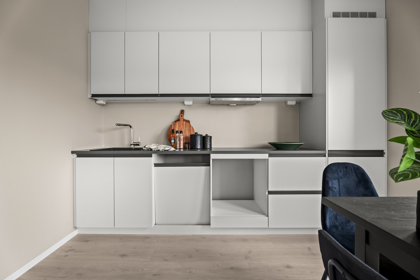 Innredning med slette fronter og laminat benkeplate. Galleribilde