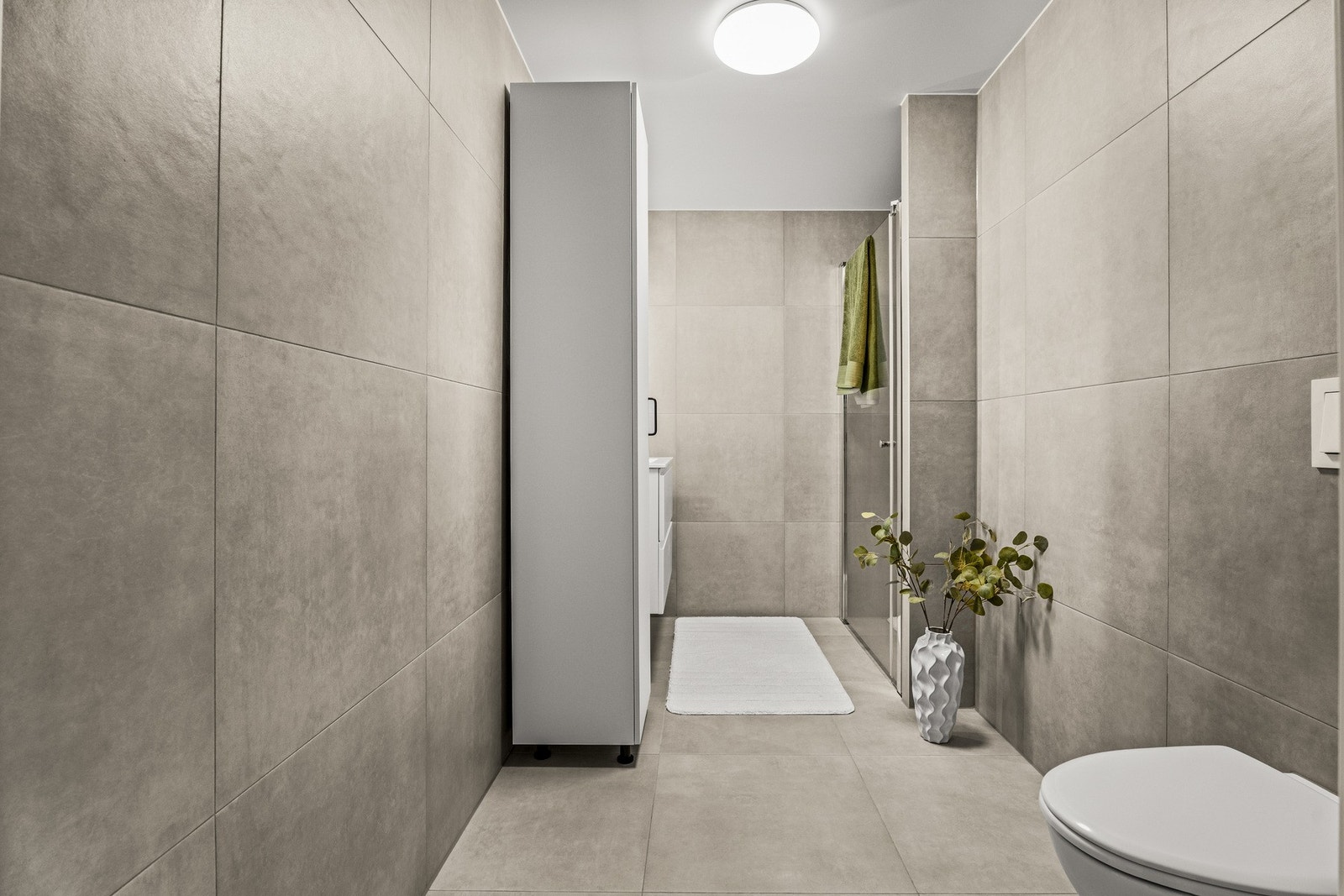 Her er det vegghengt toalett og godt med skapplass. Galleribilde