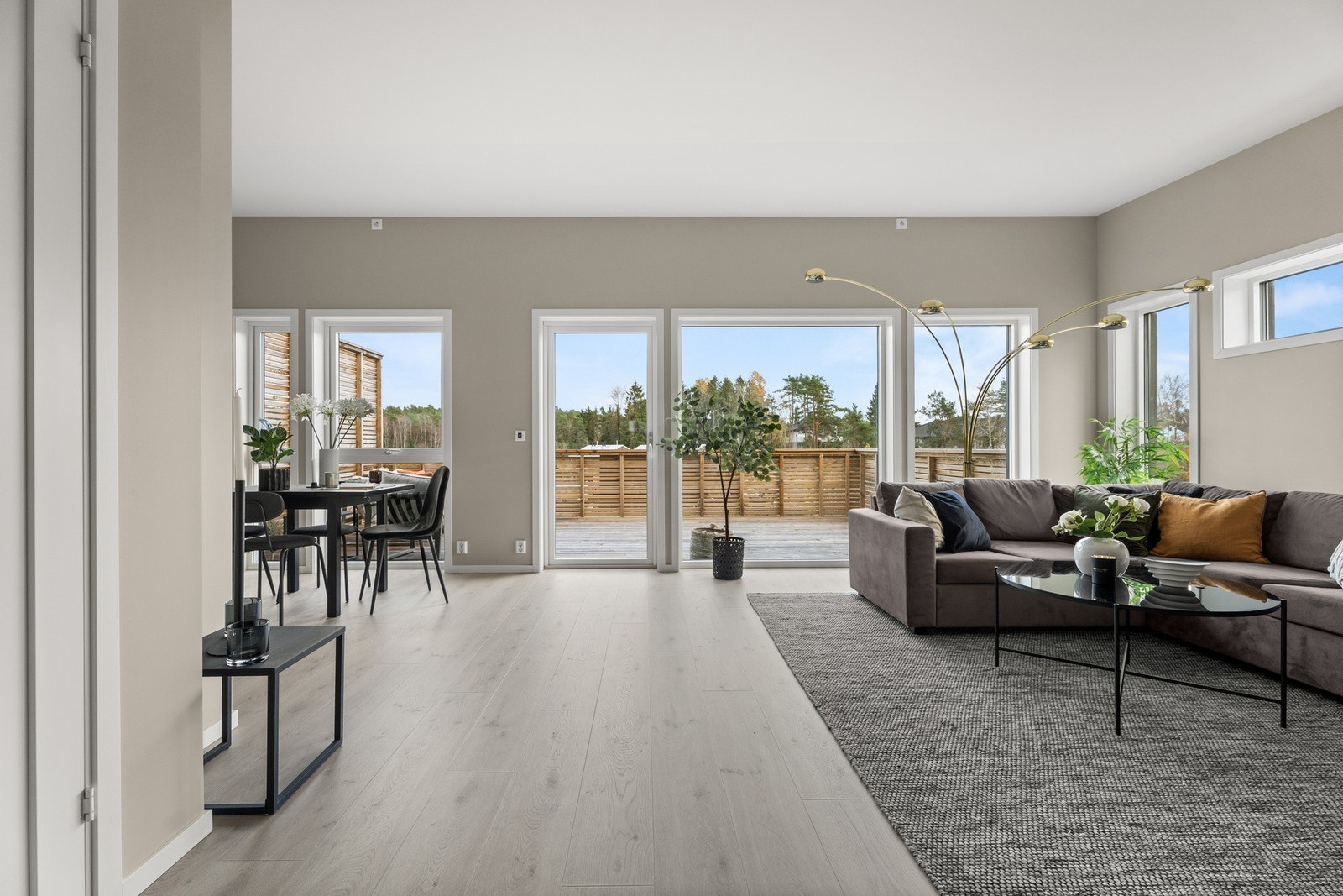 Vinduer og balkongdør med 3-lags glass - godt for isolasjon og støy. Galleribilde