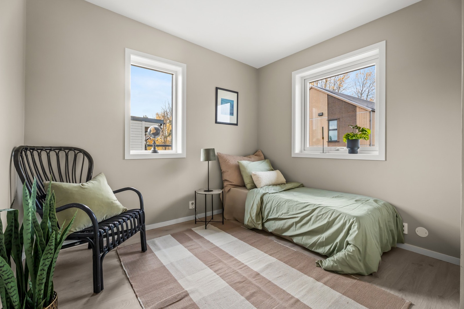 Det er tre soverom i leiligheten, alle i lyse farger med laminatgulv. Galleribilde