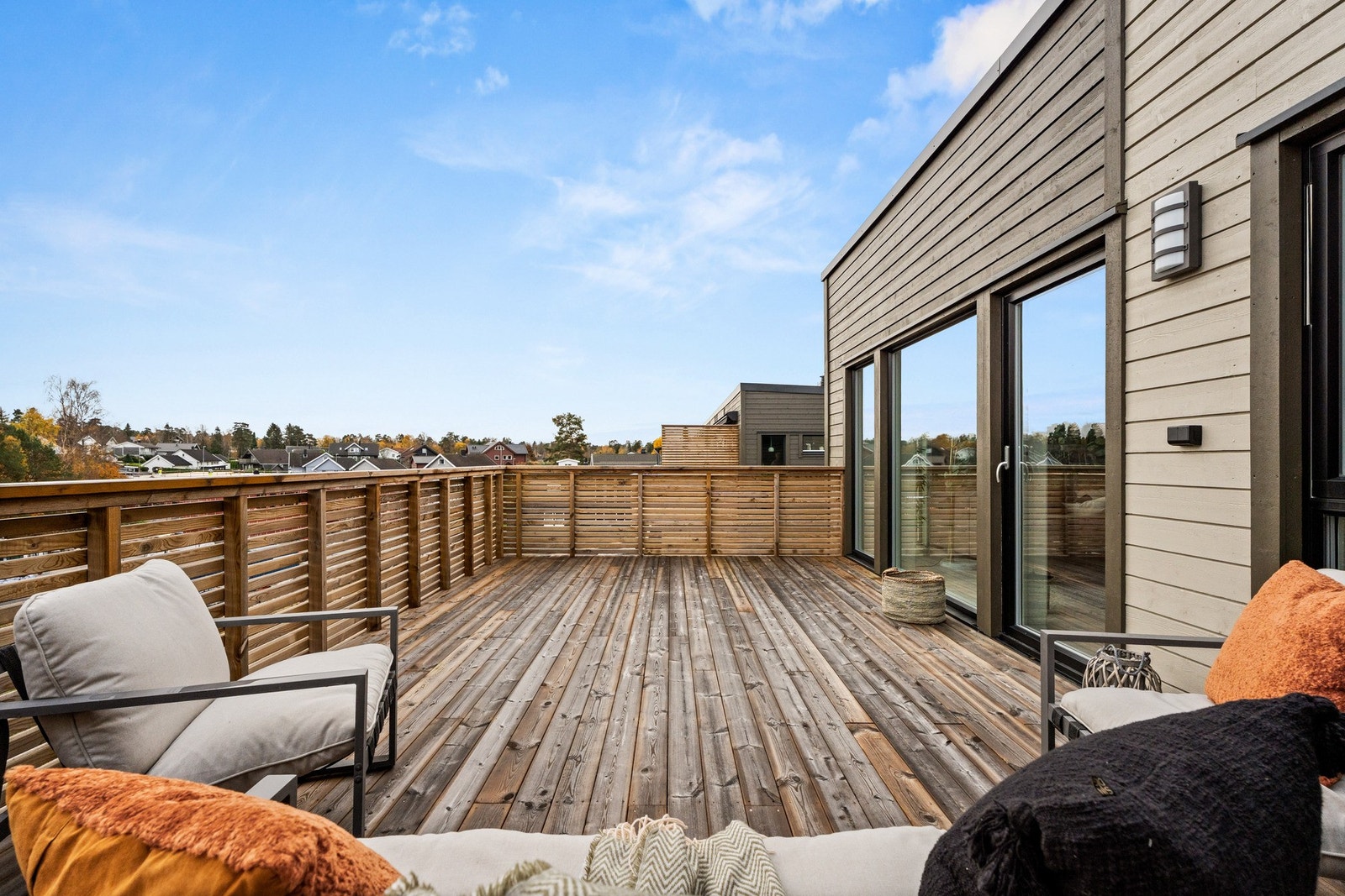 Her er det lite innsyn - balkongen er vendt mot øst. Galleribilde