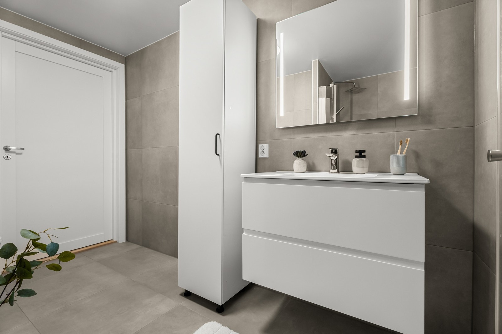 Moderne, flislagt bad med varmekabler. Galleribilde