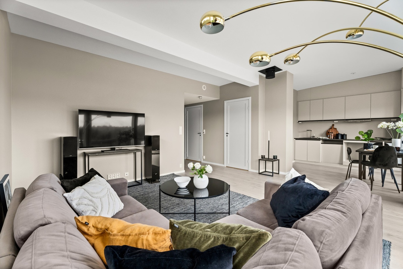 Åpen løsning gir naturlig soner for sofakrok og spisebord. Galleribilde