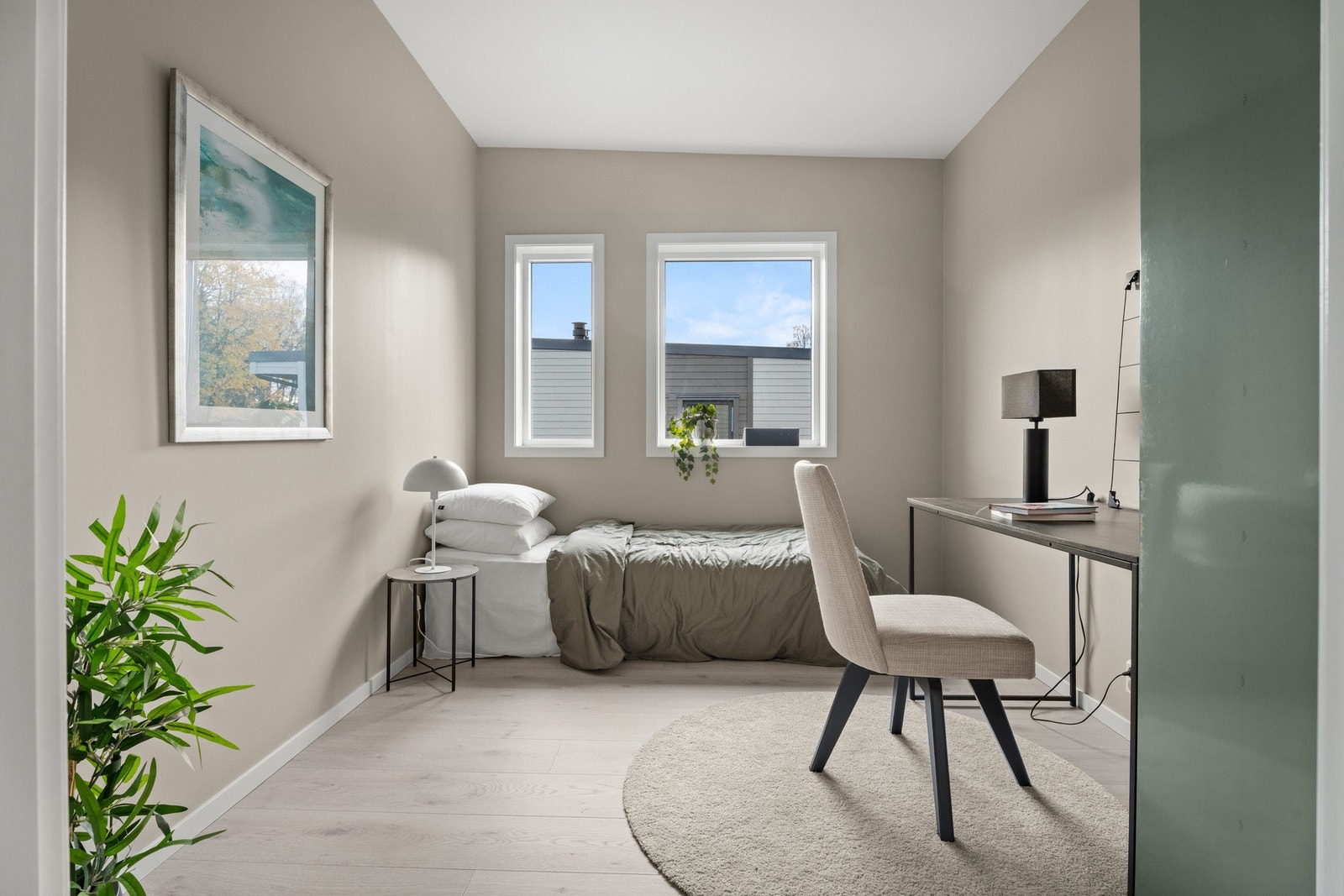 Store vindusoverflater er gjennomgående i hele leiligheten. Galleribilde