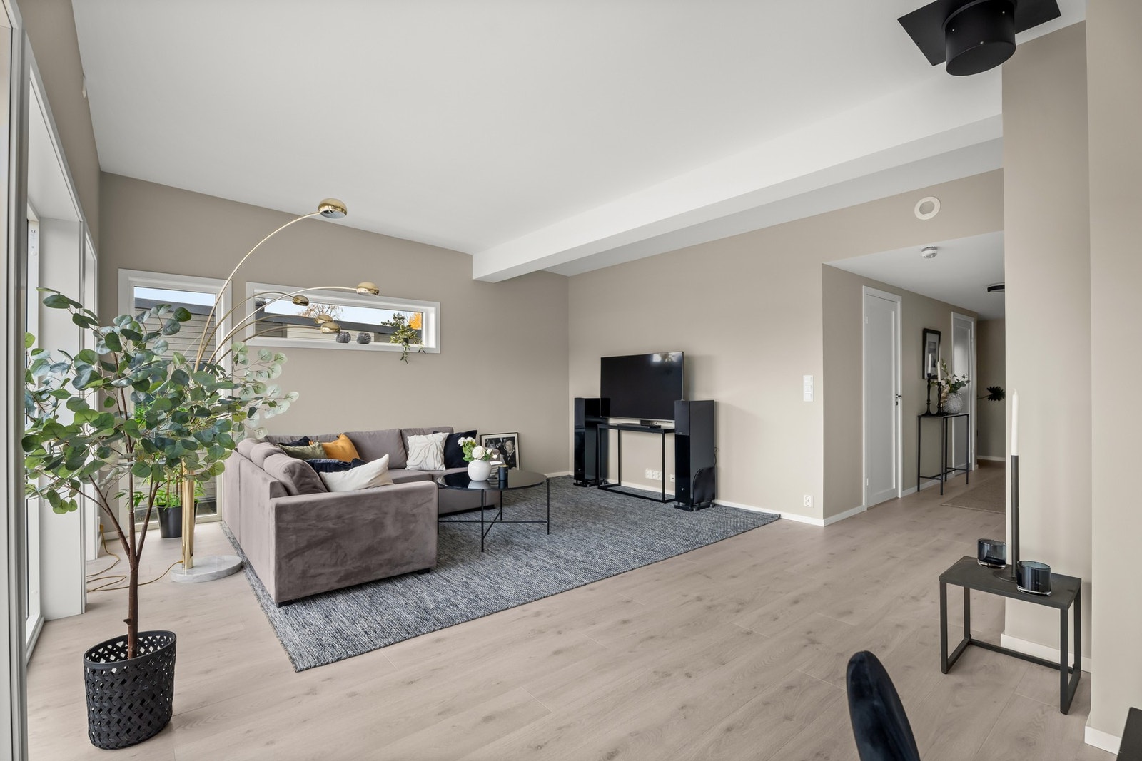 Det er moderne standard og god takhøyde i stue/kjøkken. Galleribilde