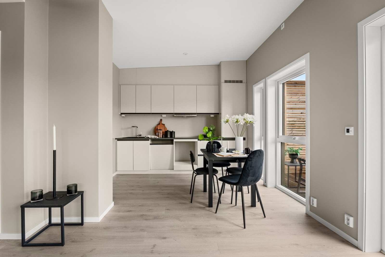 Kjøkken med god skapplass og spisebord. Galleribilde