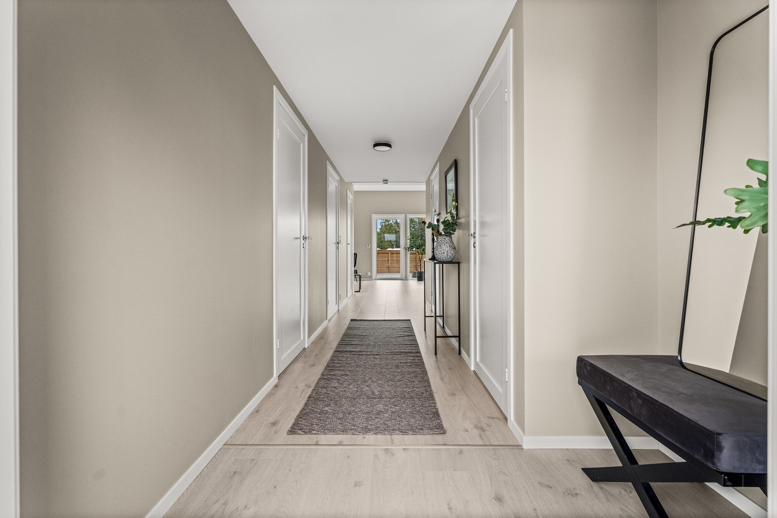 Gang/entré er lang og god tilknytning til alle rom i leiligheten. Galleribilde