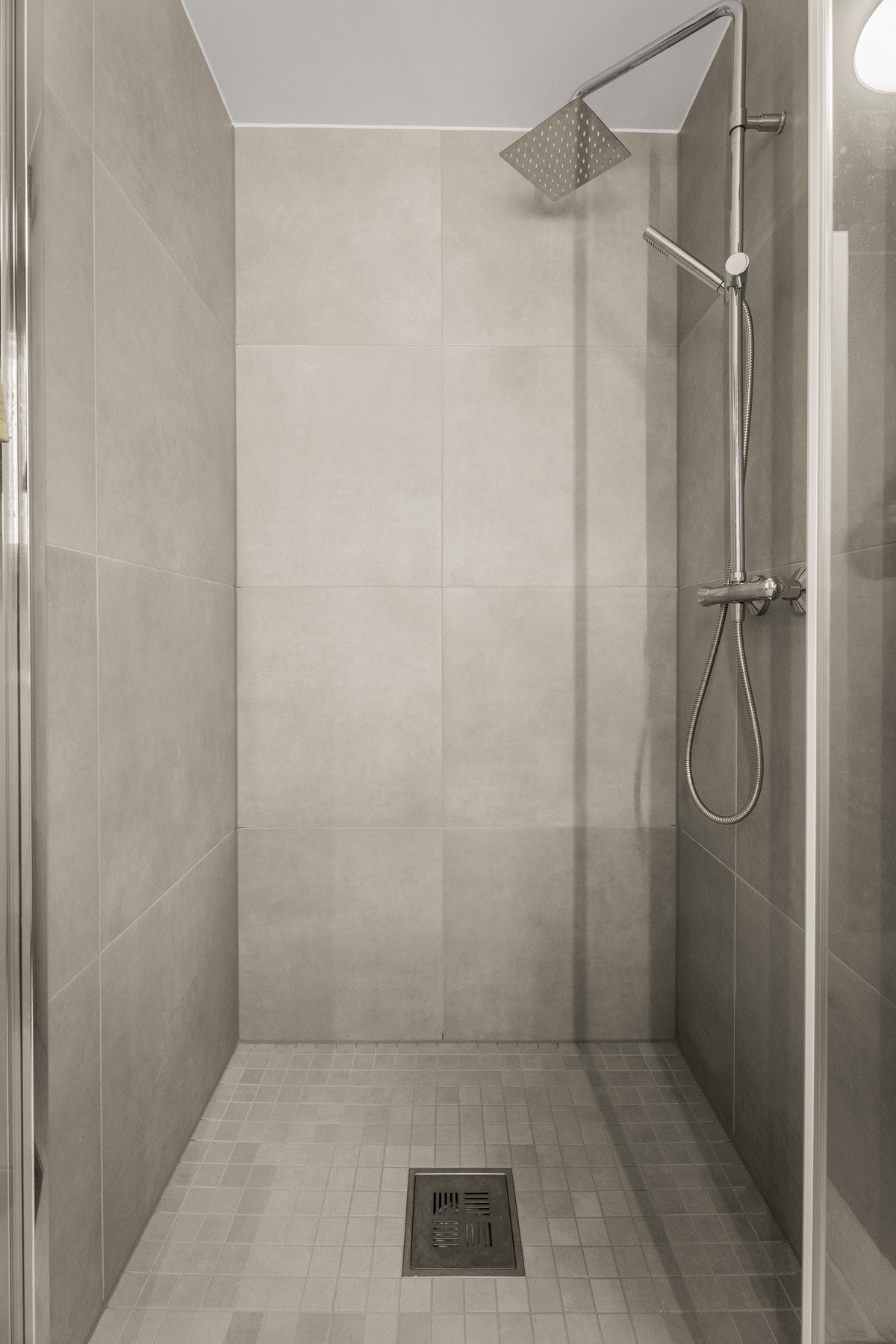 Badet har egen dusjsone i hjørnet. Galleribilde