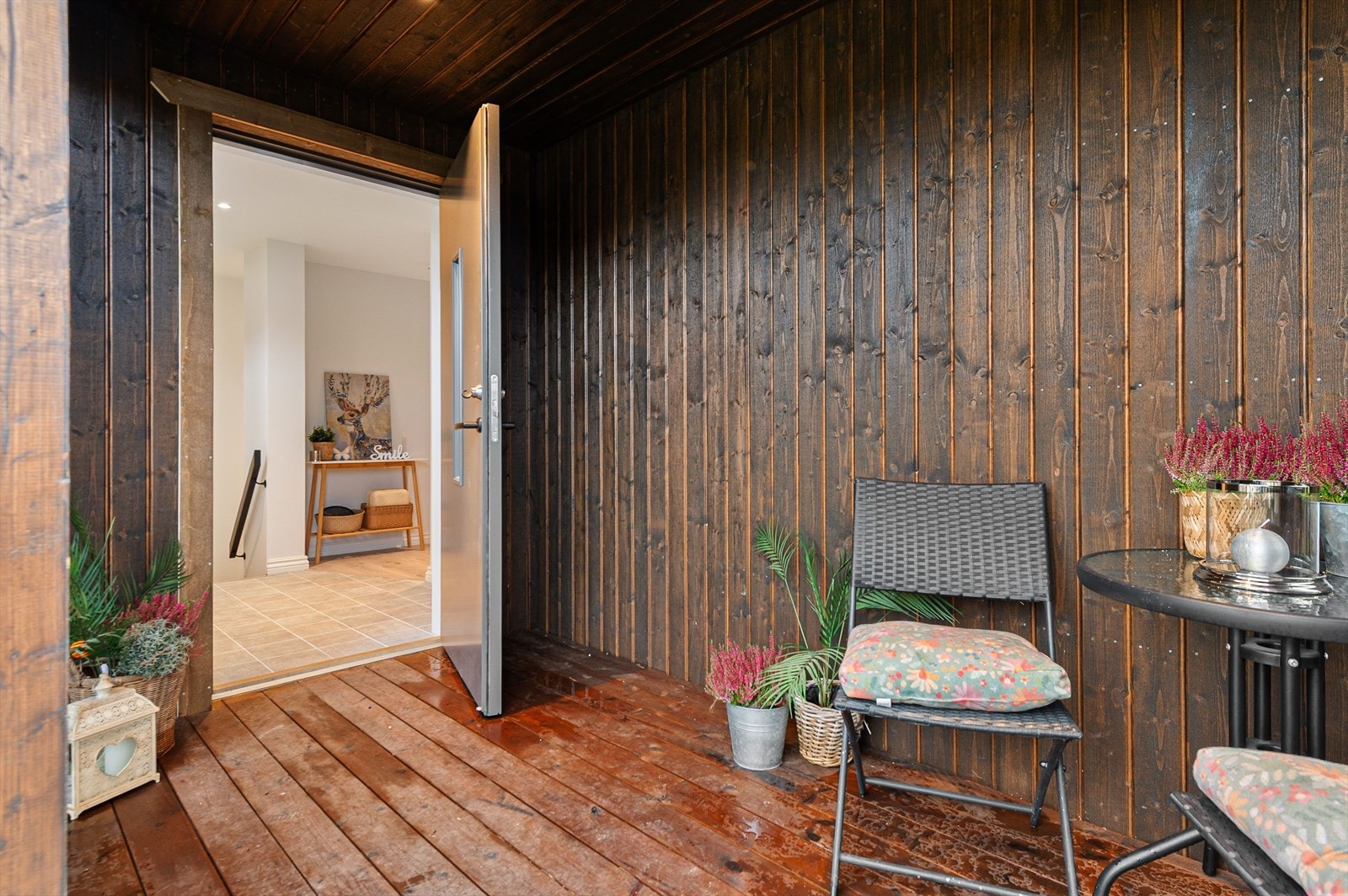 Koselig overbygd inngang. Galleribilde