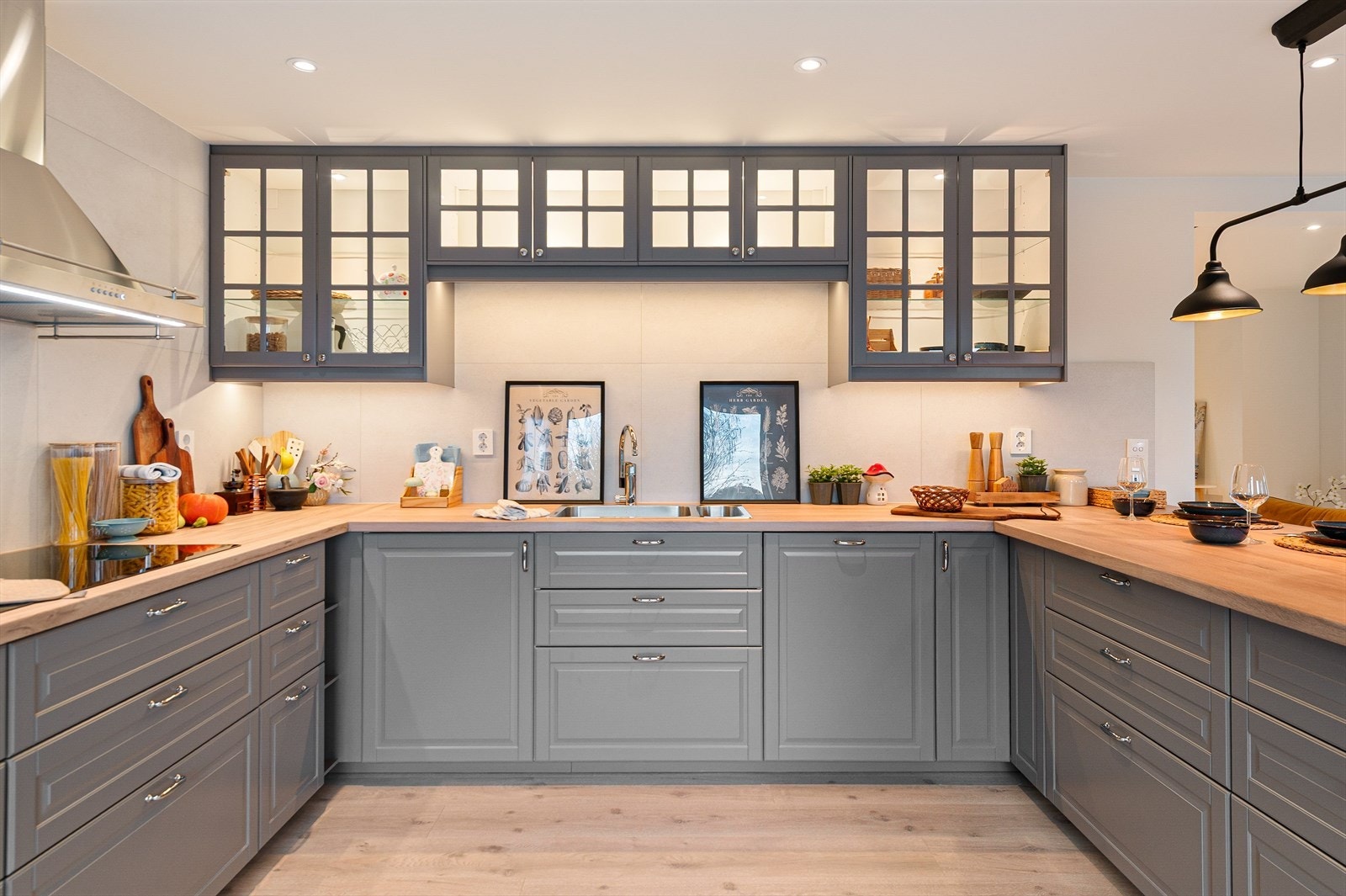 Stilig kjøkken med god skap- og benkeplass. Galleribilde