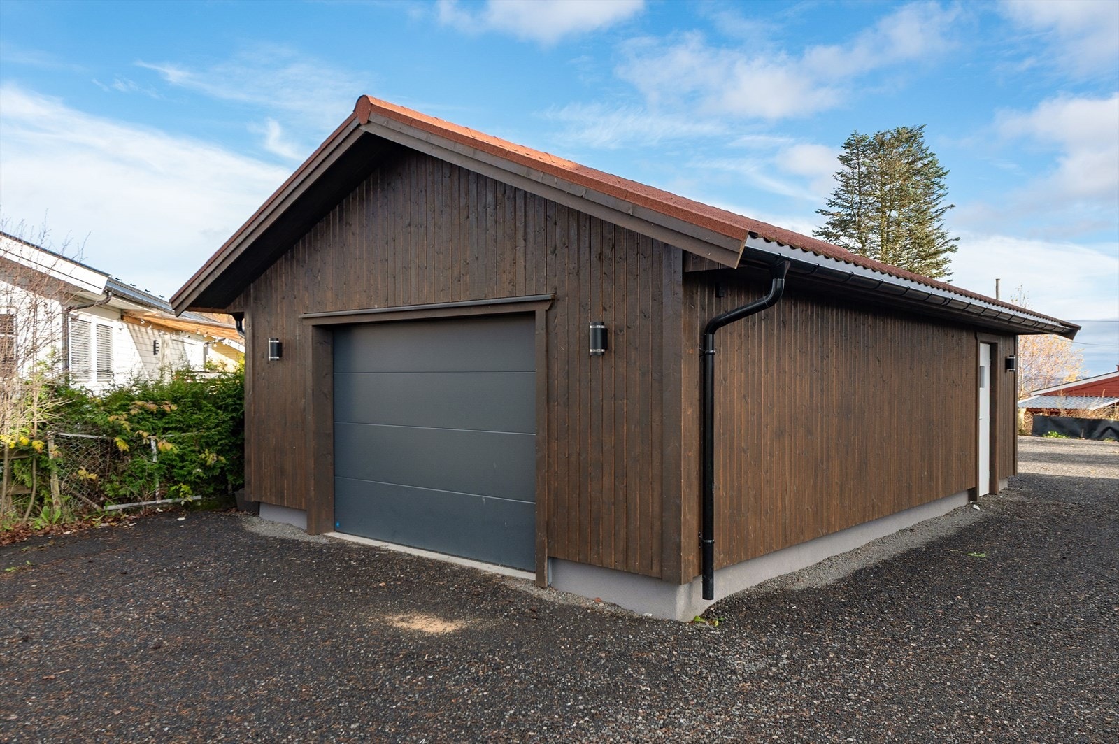 Garasje med god plass til parkering og oppbevaring. Galleribilde