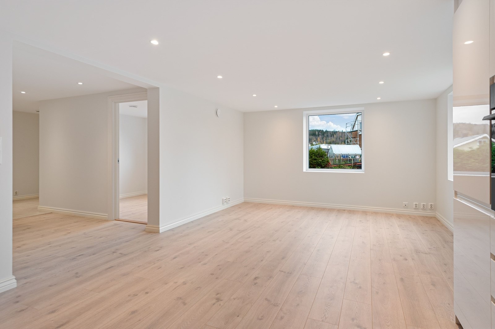 Romslig stue. Galleribilde