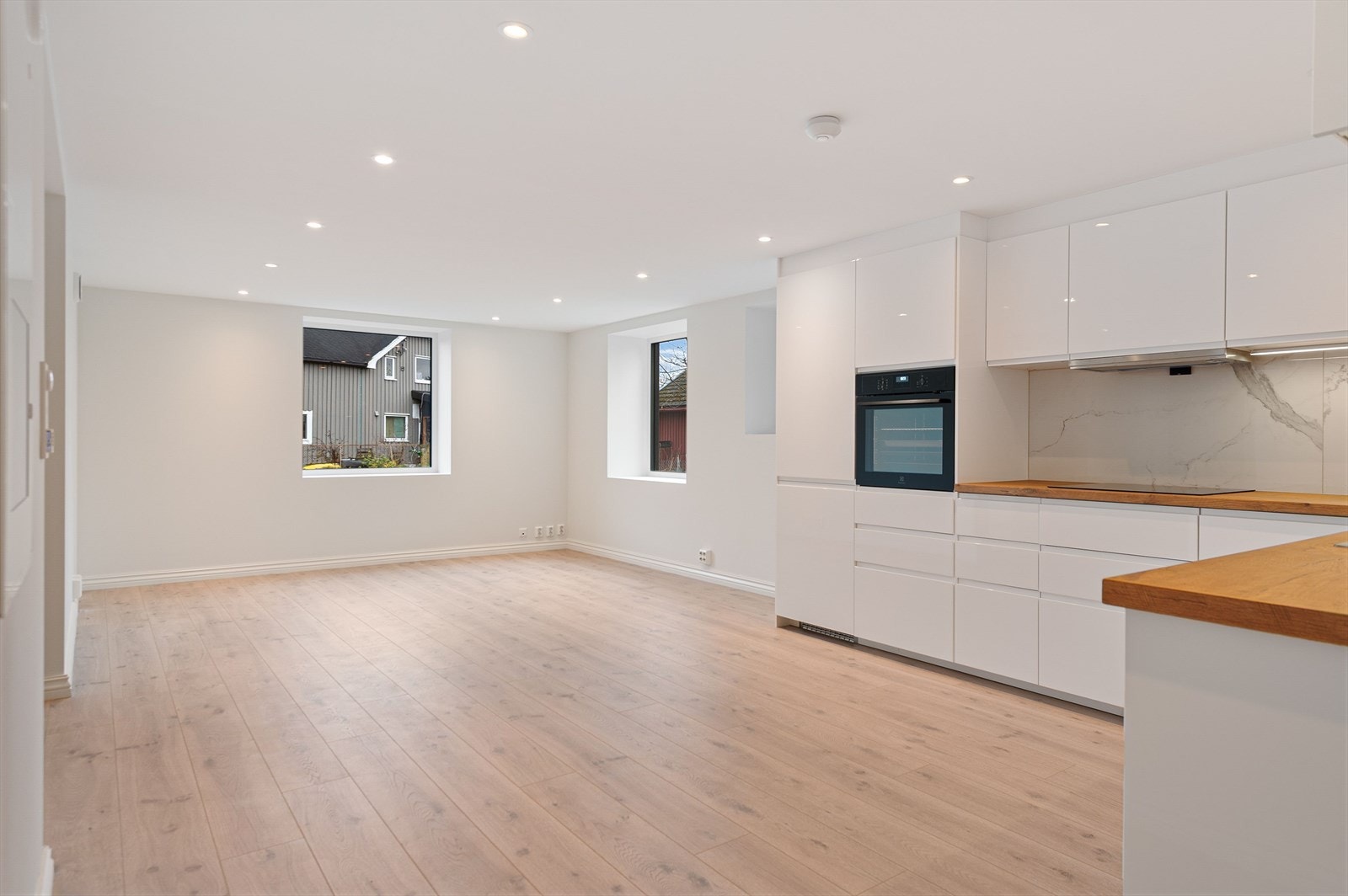 Stue med åpen kjøkkenløsning. Galleribilde