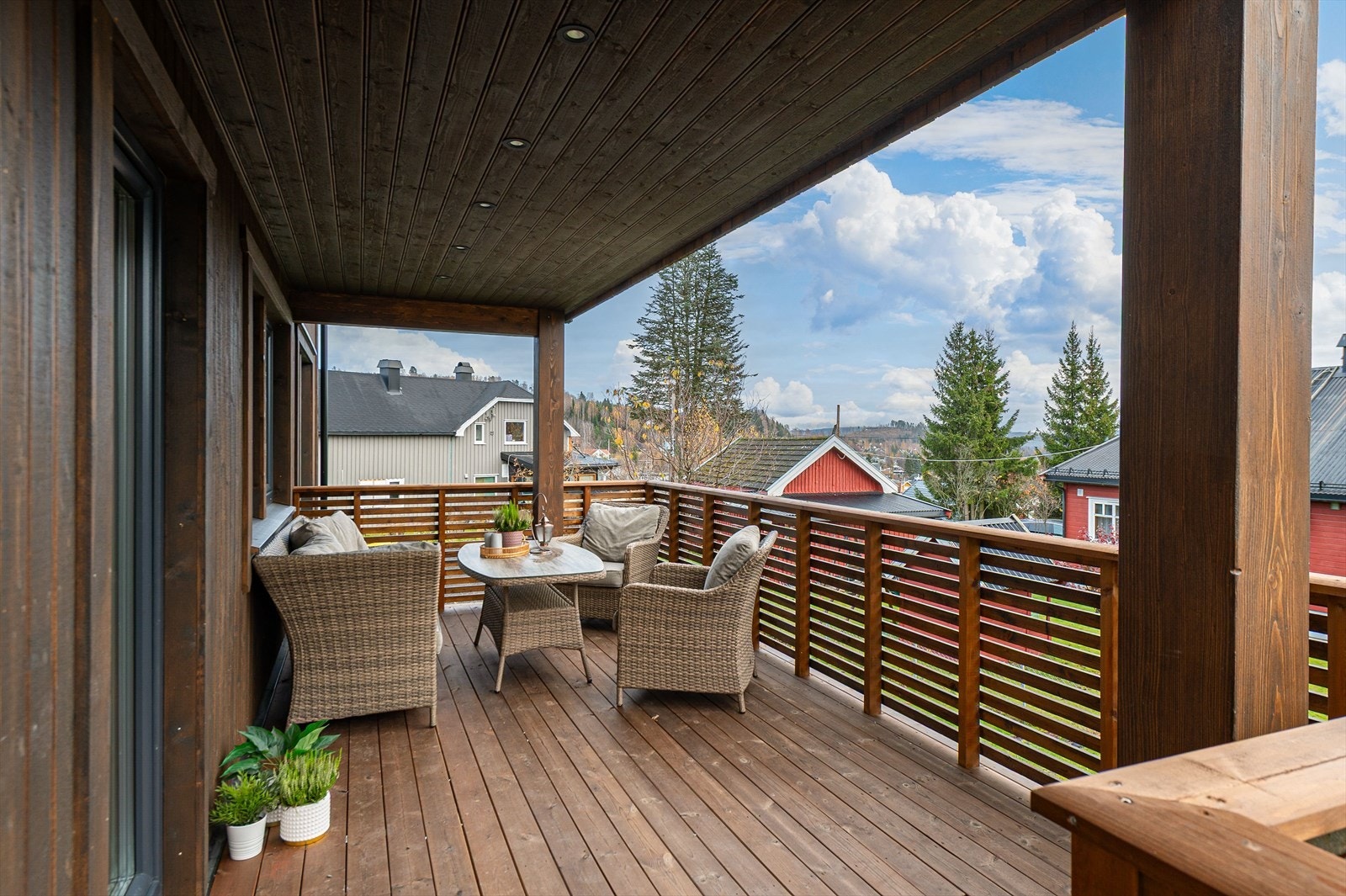 Romslig terrasse. Galleribilde