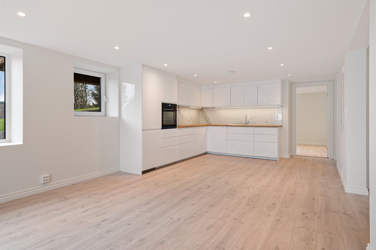 Stilig kjøkken med god skap- og benkeplass. Galleribilde