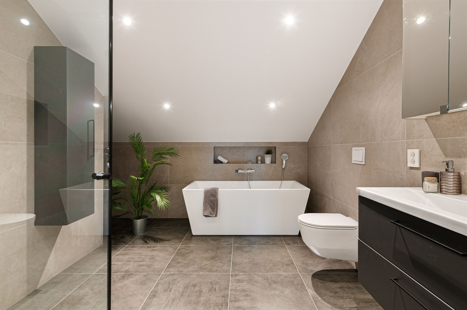 Meget flott bad i 2.etg. nytt i 2025. Galleribilde