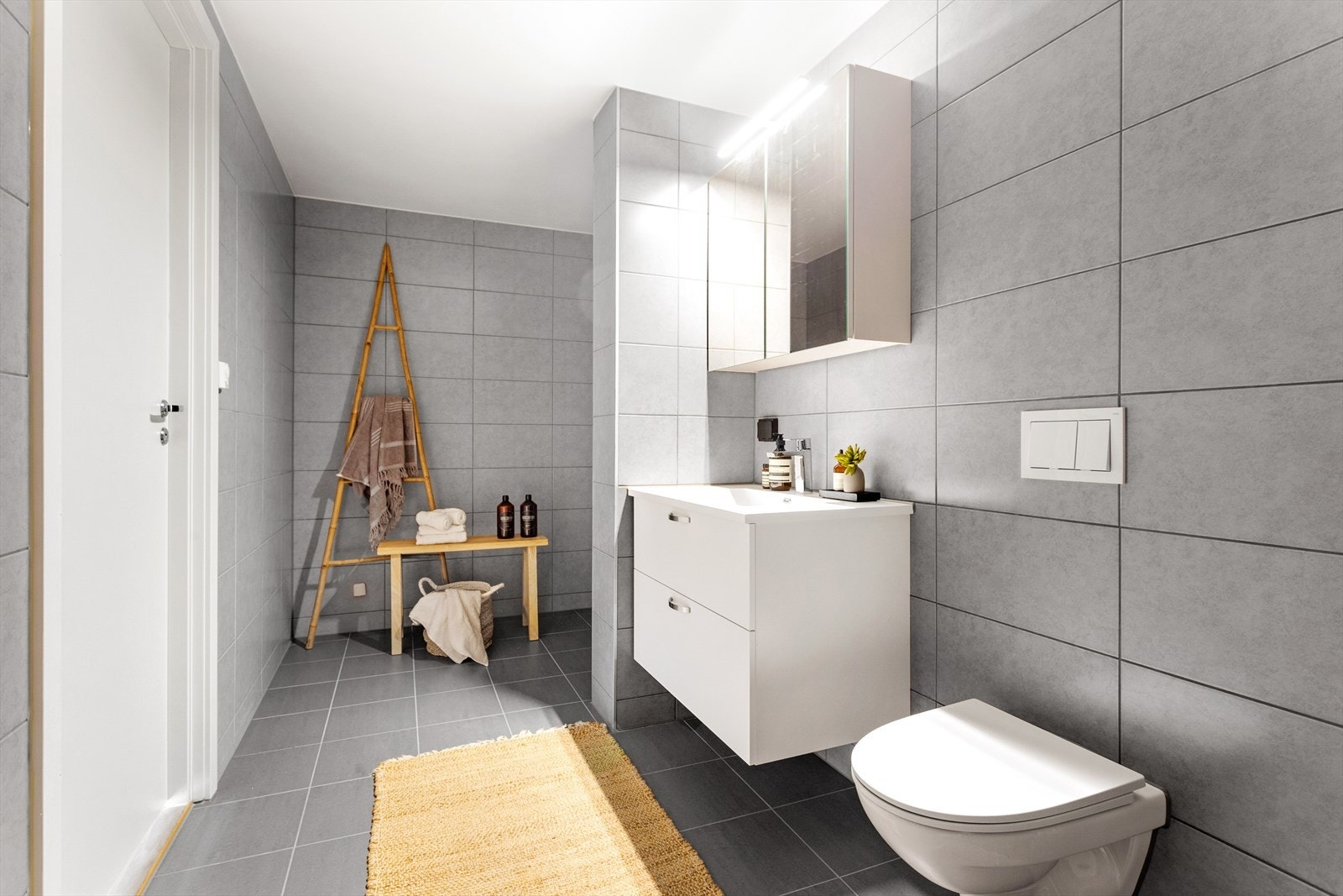 Leiligheten har 2 lekre bad med pene fliser og gulvvarme. Galleribilde