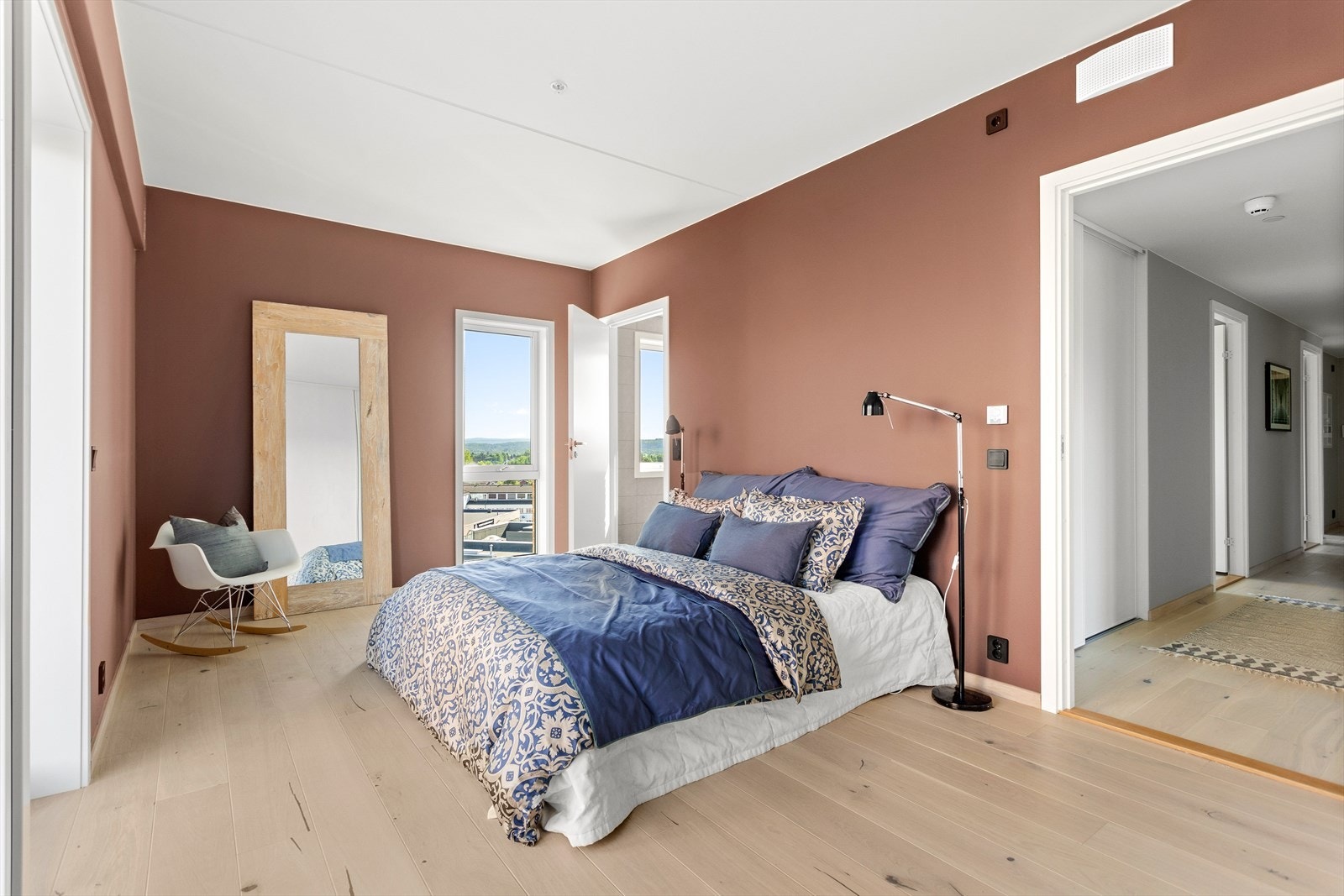 Hovedsoverommet er malt i en lun og dempet plommefargefarge som gir en følelse av ro. Galleribilde