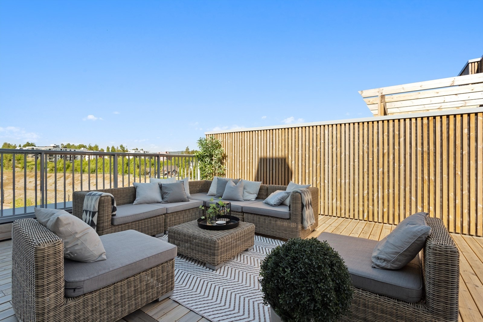 Her er det god plass til flere sittegrupper og man kan nyte lange sommerkvelder. Galleribilde