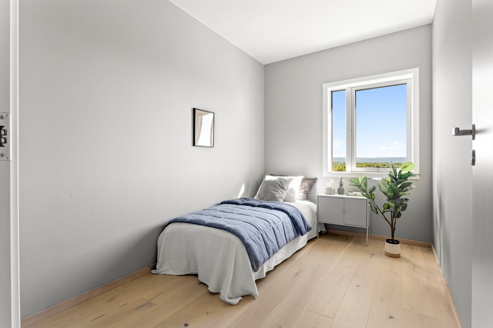 Soverom 4 med god plass til seng, pult og gardeobe. Eller blir dette kanskje et hobbyrom? Galleribilde